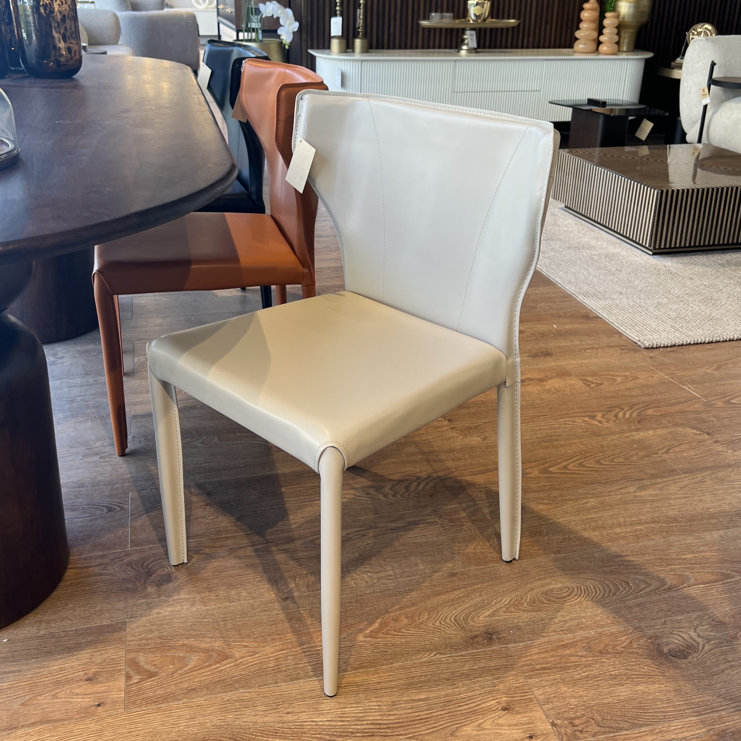 כיסא מעוצב יוקרתי דמוי עור בז דגם מרציאנו