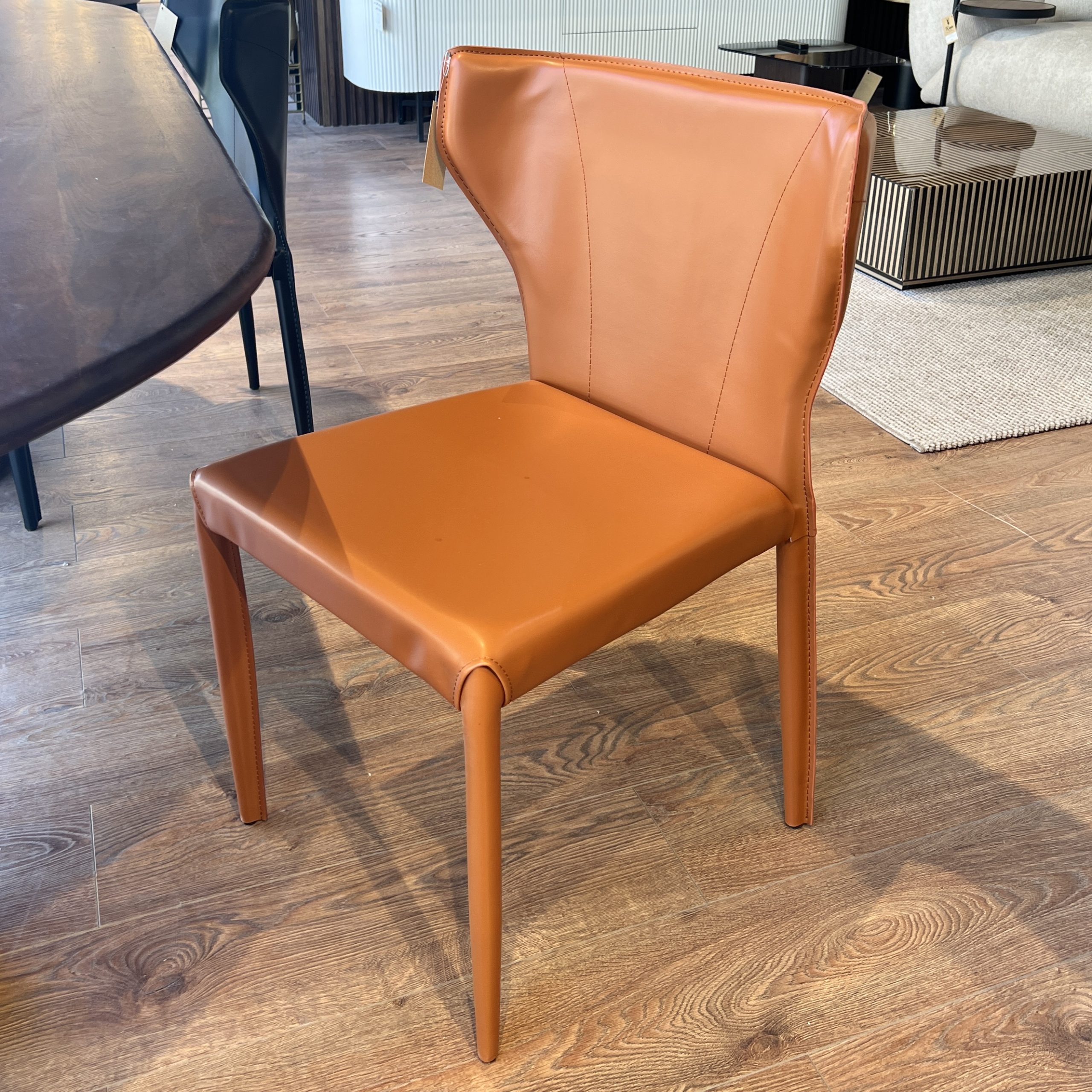 כיסא מעוצב יוקרתי דמוי עור חום דגם מרציאנו כיסא מעוצב יוקרתי דמוי עור חום דגם מרציאנו