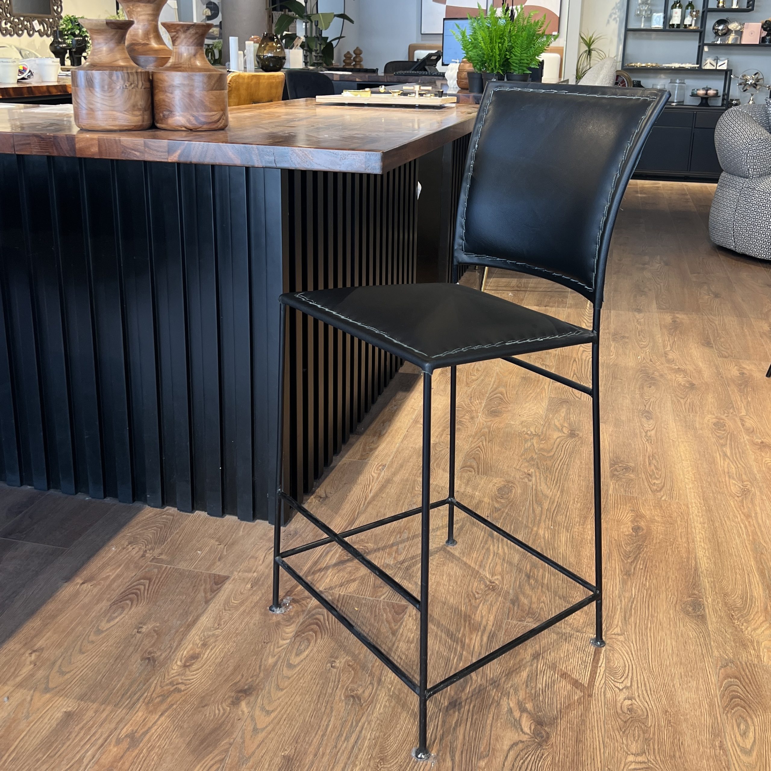 כסא בר דגם אמבסדור עור בופאלו שחור כסא בר דגם אמבסדור עור בופאלו שחור