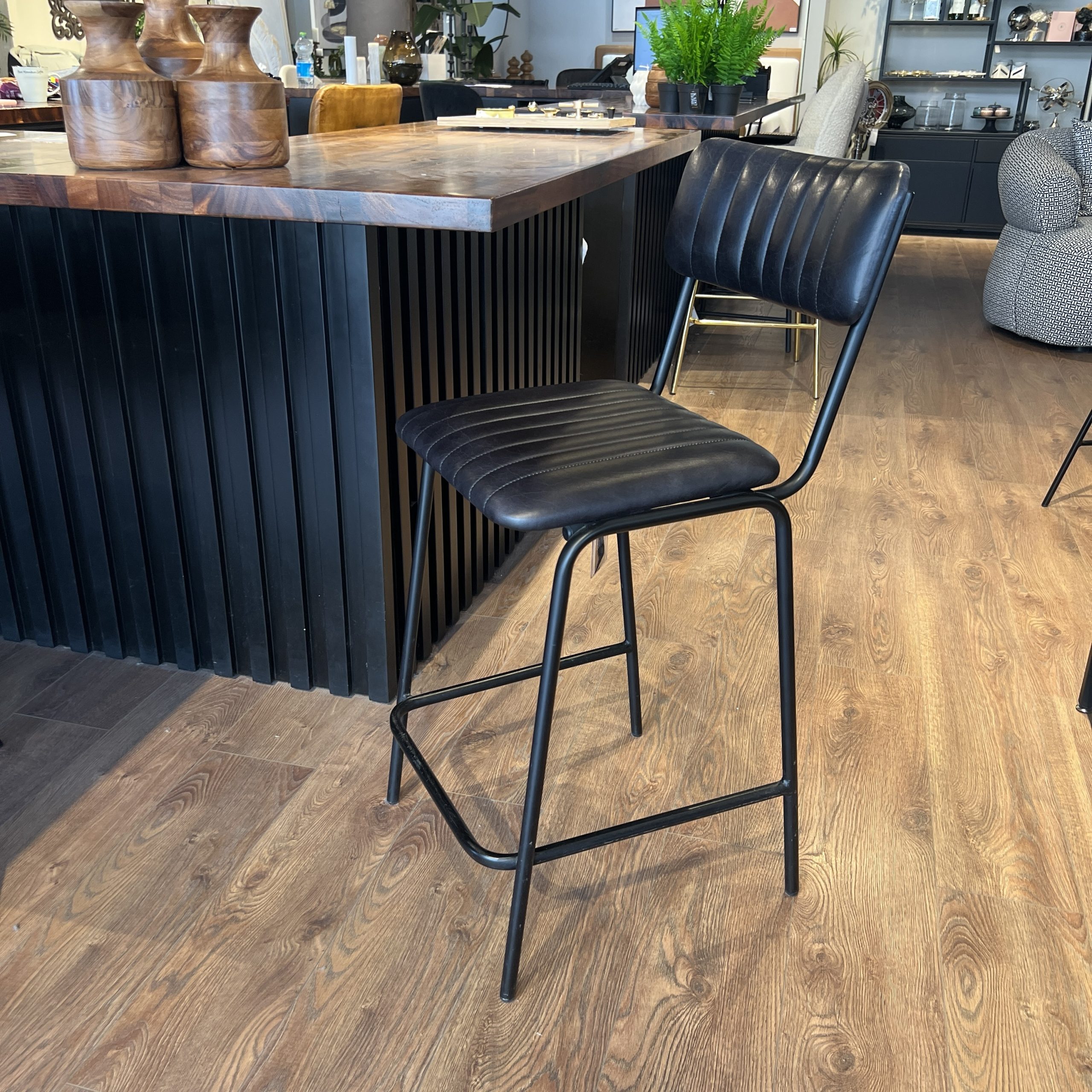 כסא בר דגם אוכף עם משענת עור שחור כסא בר דגם אוכף עם משענת עור שחור