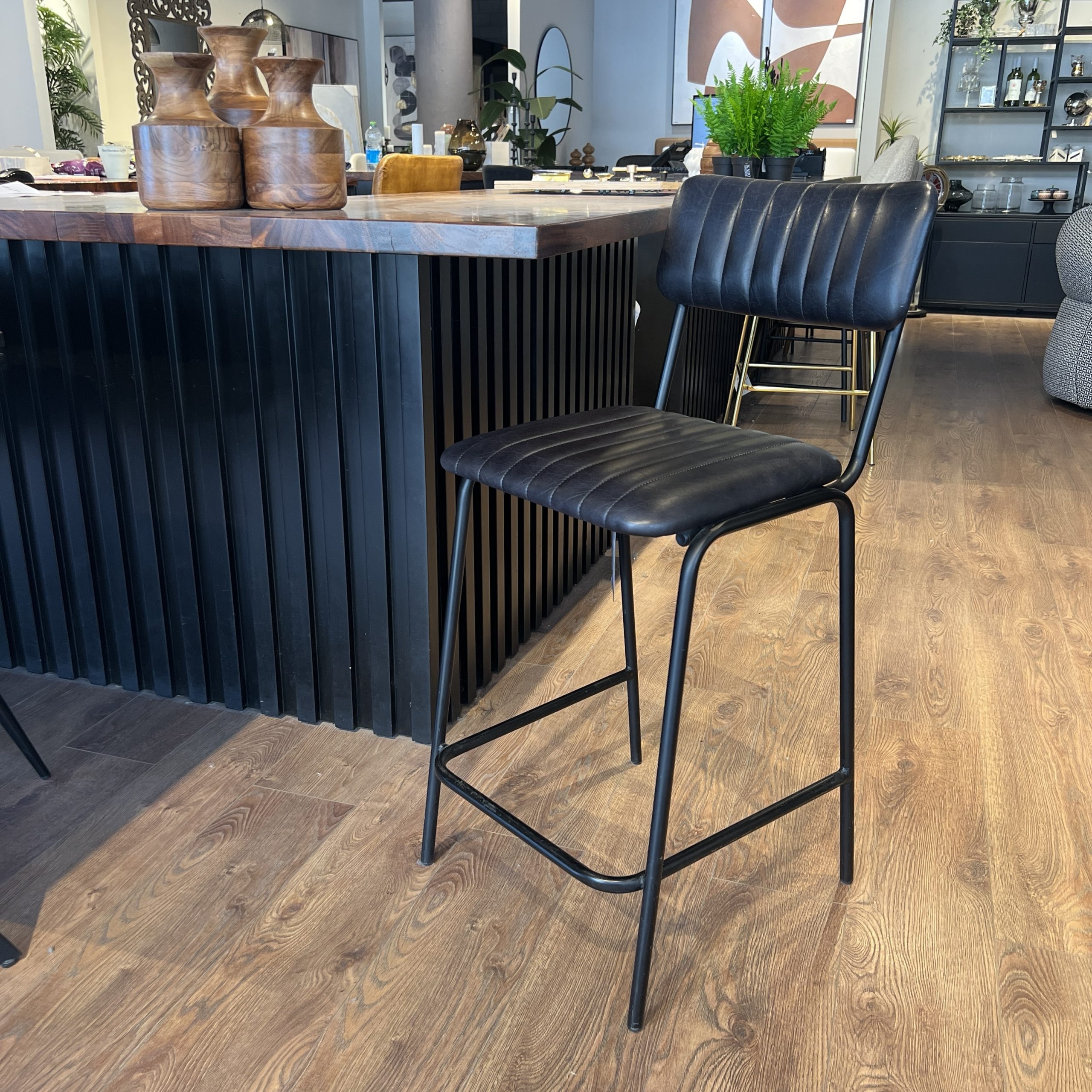 כסא בר דגם אוכף עם משענת עור שחור כסא בר דגם אוכף עם משענת עור שחור