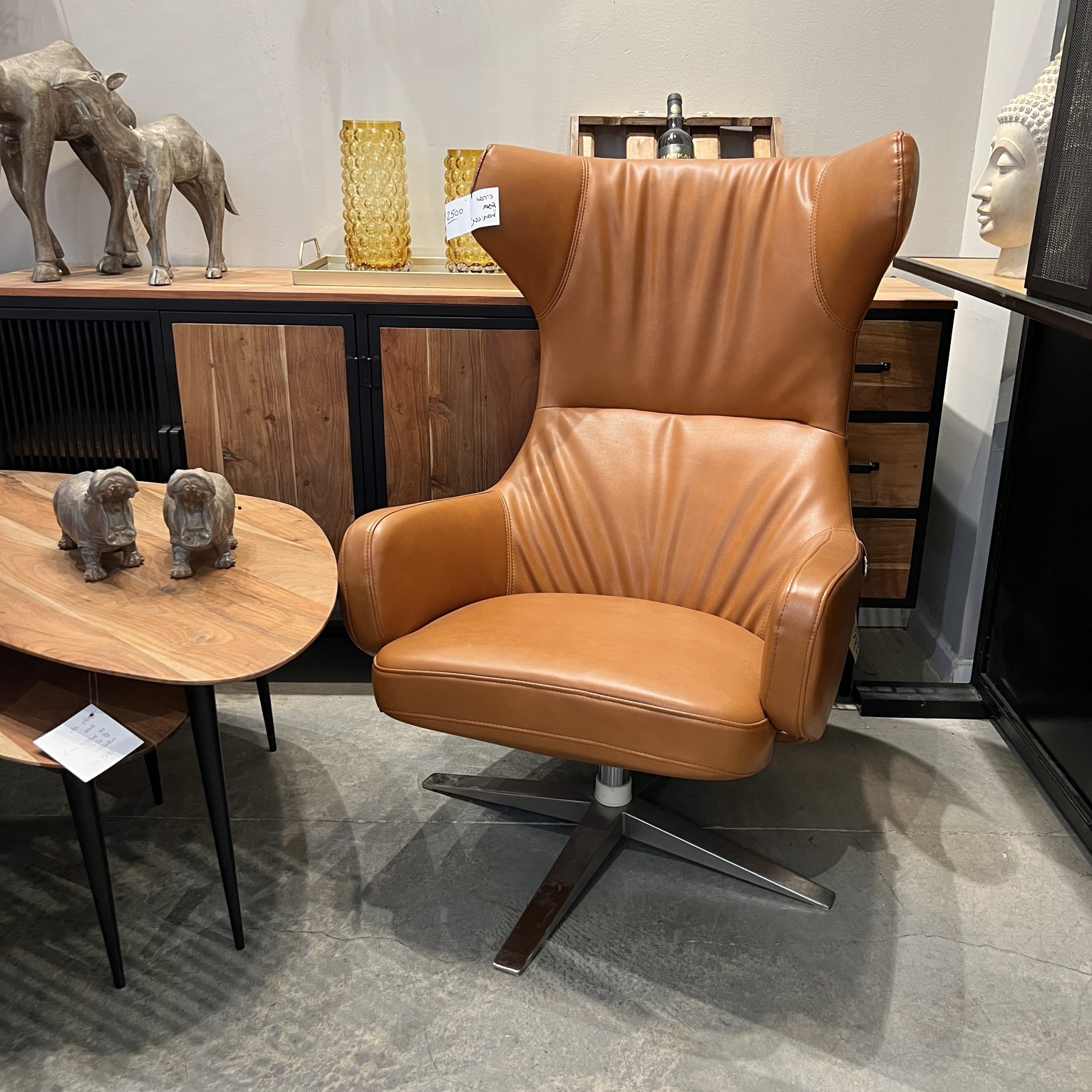 כורסא מסתובבת דמוי עור חום - אחרונה מתצוגה! כורסא מסתובבת דמוי עור חום - אחרונה מתצוגה!