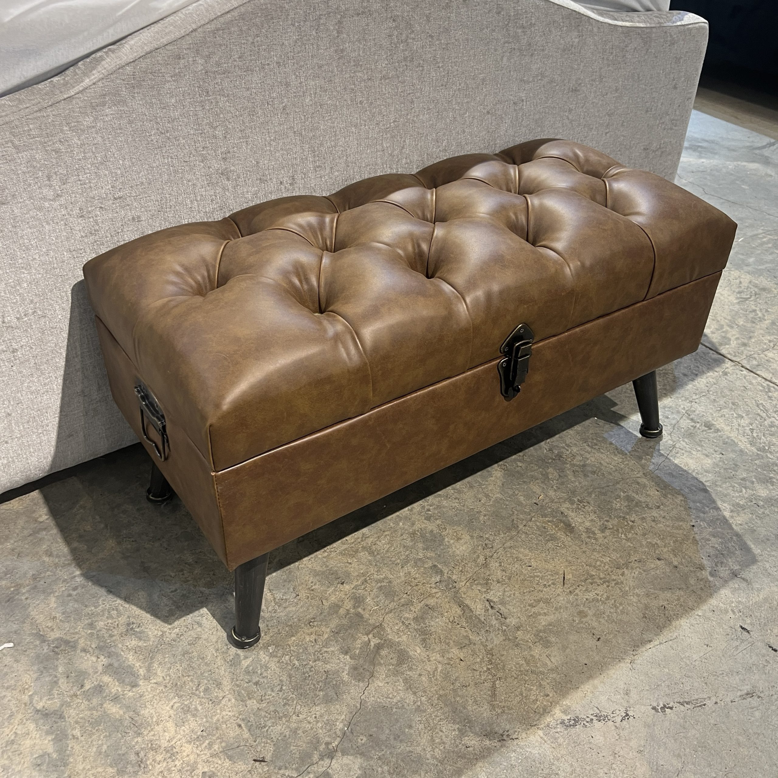 הדום קפיטונז דמוי עור חום בינוני נפתח