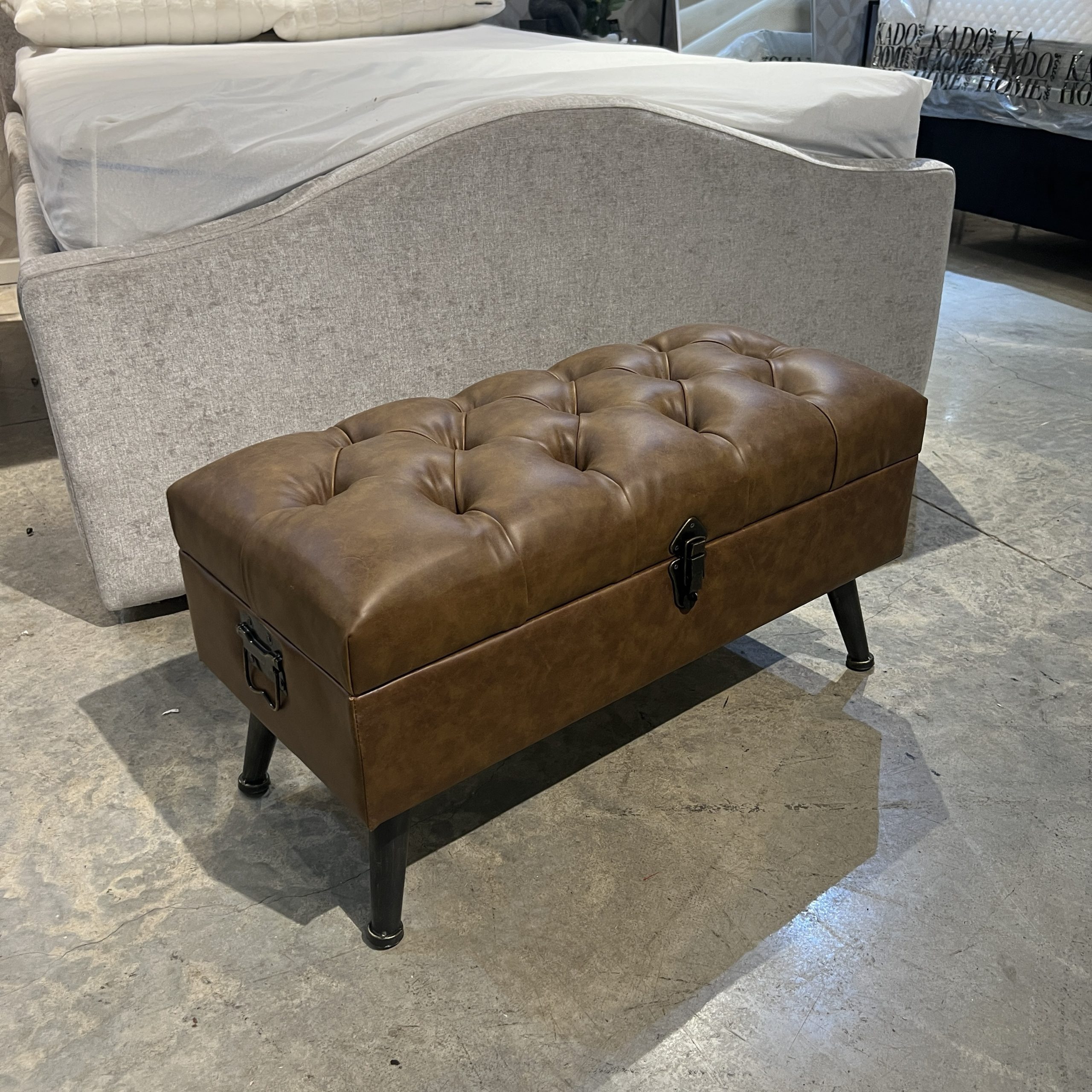 הדום קפיטונז דמוי עור חום בינוני נפתח