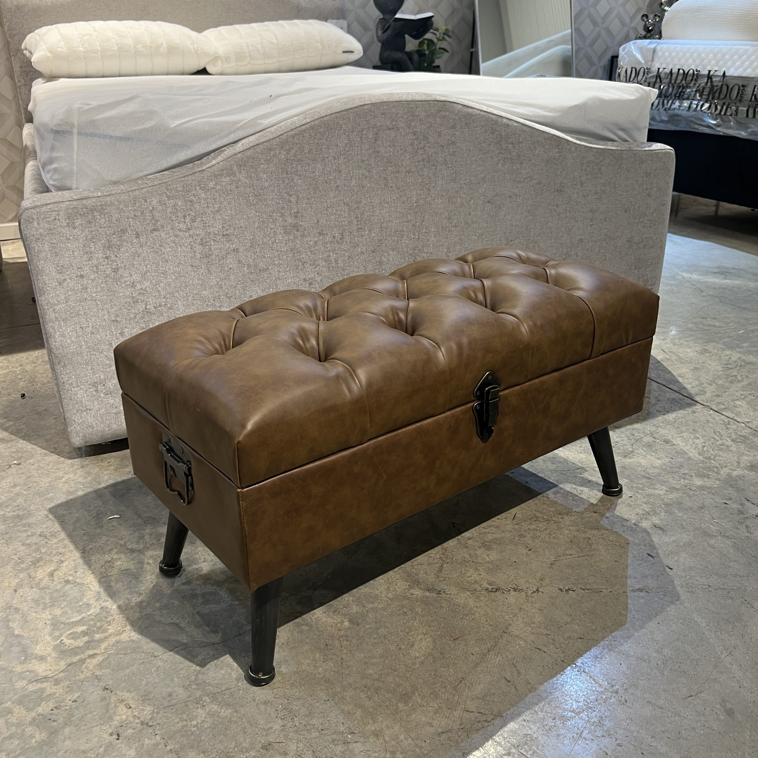 הדום קפיטונז דמוי עור חום בינוני נפתח