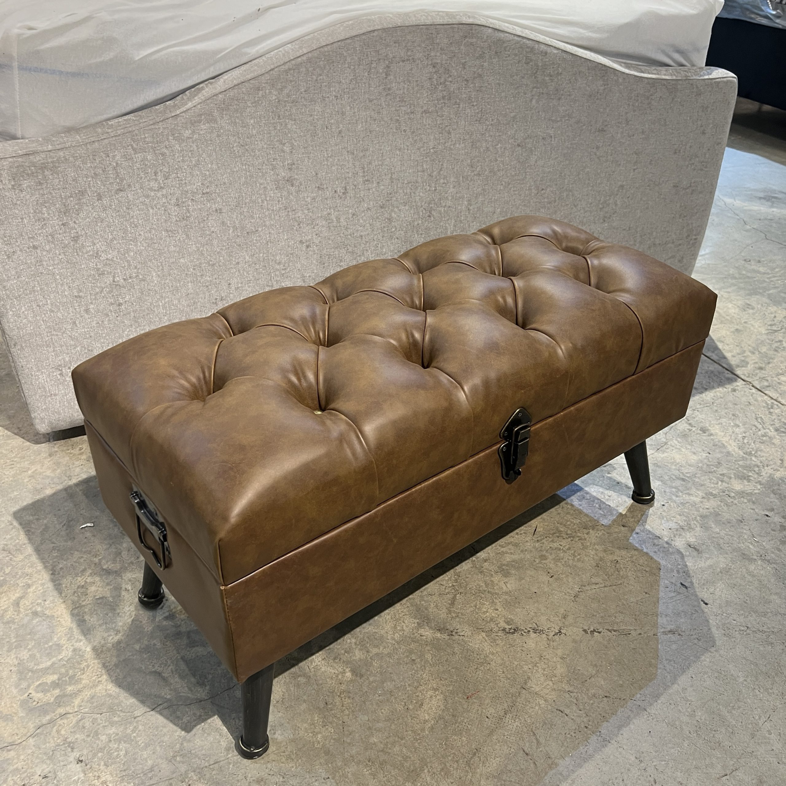 הדום קפיטונז דמוי עור חום בינוני נפתח