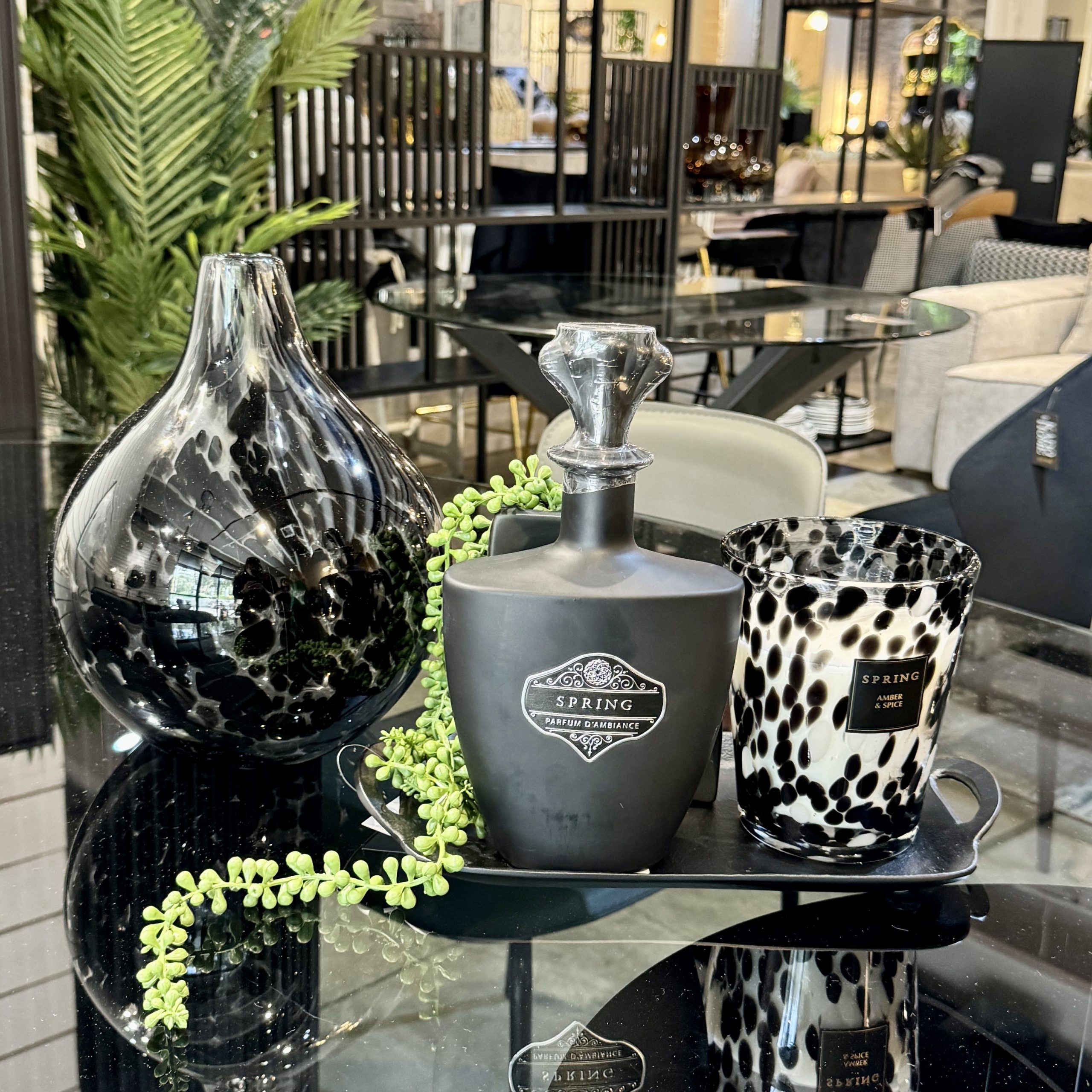 כד זכוכית לאופרד שחור פיה צרה כד זכוכית לאופרד שחור פיה צרה