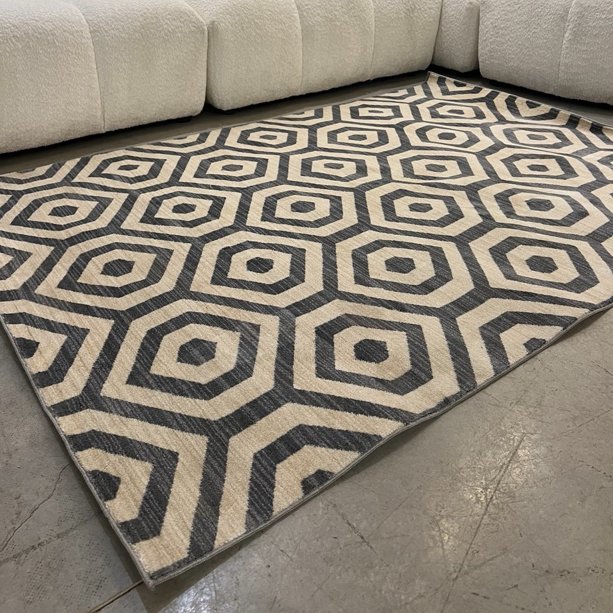 שטיח גאומטרי אפור בז כוורת דגם אריזונה שטיח גאומטרי אפור בז כוורת דגם אריזונה