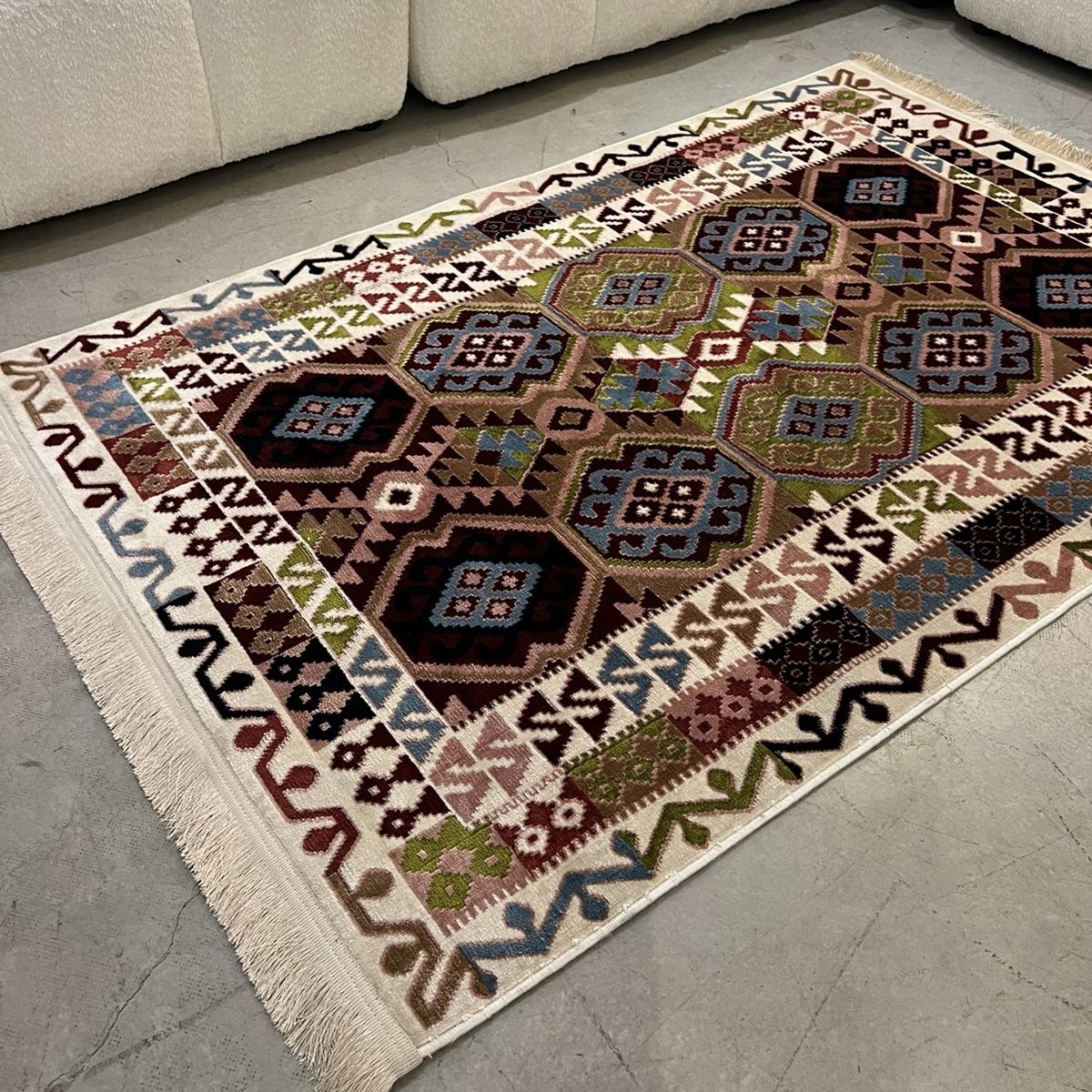 שטיח מרוקאי צבעוני עם פרנזים דגם טיפאני שטיח מרוקאי צבעוני עם פרנזים דגם טיפאני