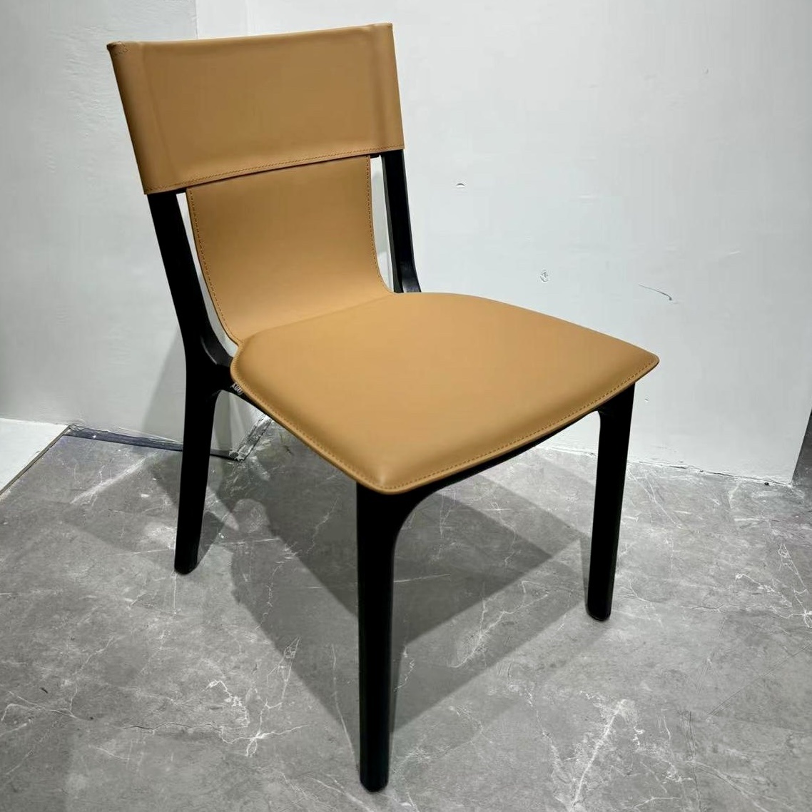 כיסא ברטין עור כאמל עץ שחור דגם סופיטל כיסא ברטין עור כאמל עץ שחור דגם סופיטל