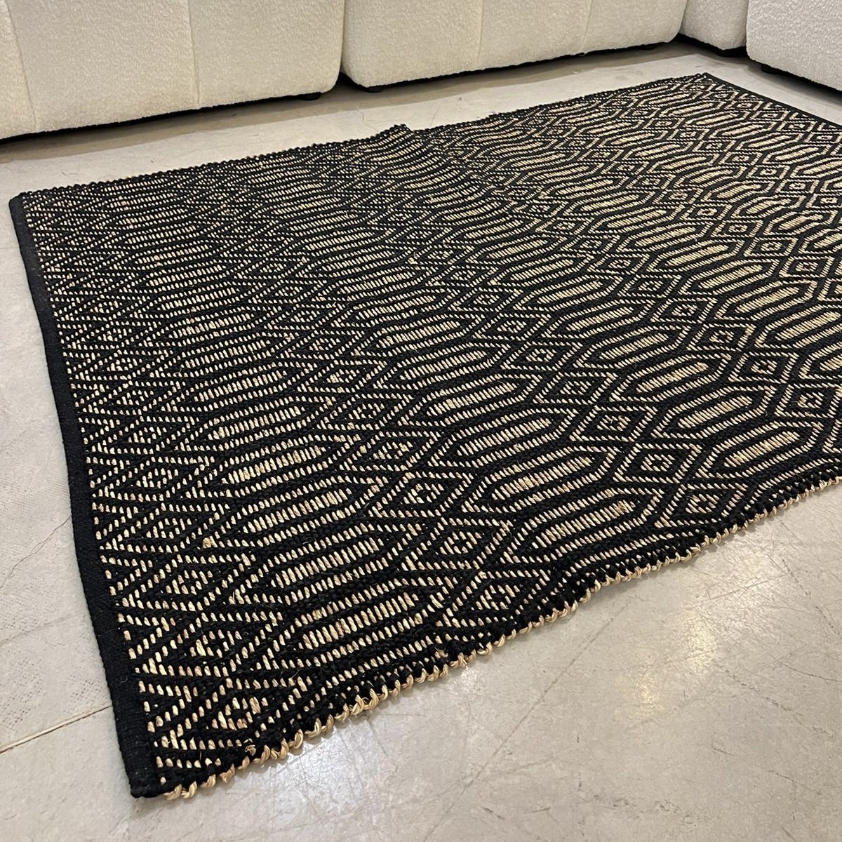 שטיח חבל גאומטרי שחור וקש טבעי דגם ויפאסנה שטיח חבל גאומטרי שחור וקש טבעי דגם ויפאסנה