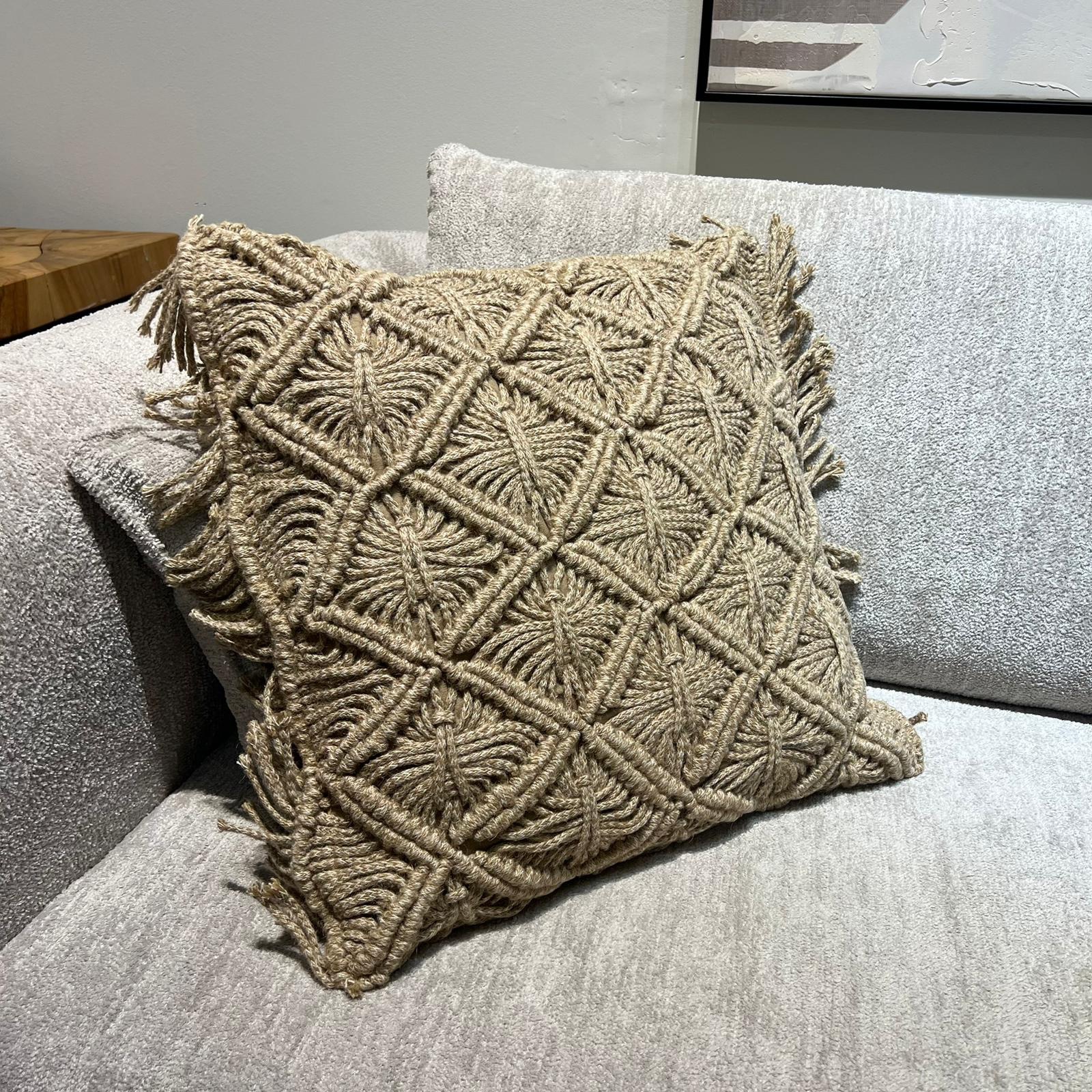 כרית נוי מקרמה בהיר דגם איקו כרית נוי מקרמה בהיר דגם איקו