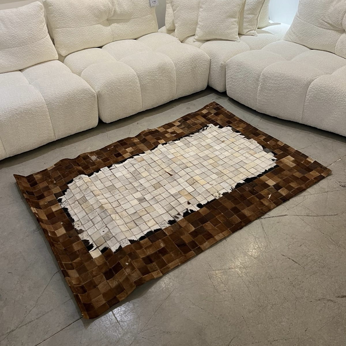 שטיח עור וינטג׳ עבודת יד קוביות שמנת חום שטיח עור וינטג׳ עבודת יד קוביות שמנת חום