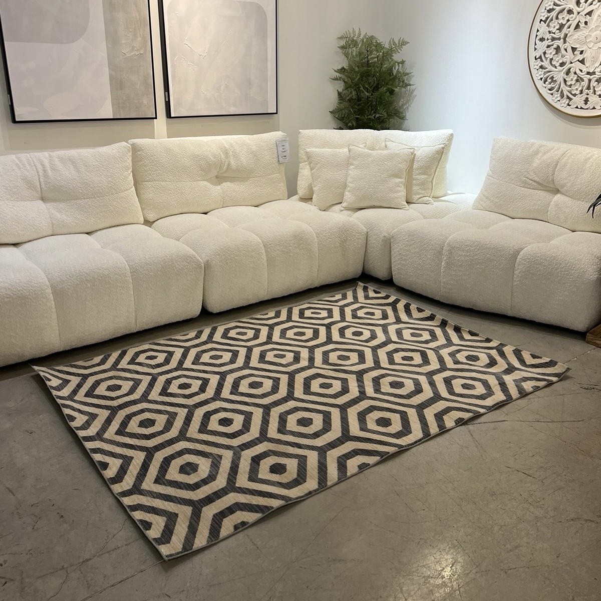 שטיח גאומטרי אפור בז כוורת דגם אריזונה שטיח גאומטרי אפור בז כוורת דגם אריזונה