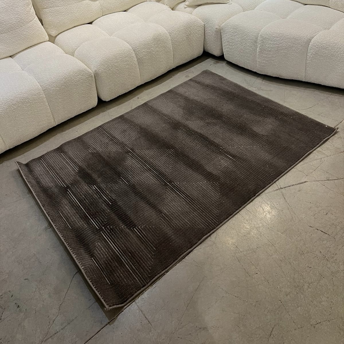 שטיח חום גאומטרי אריגה משולבת דגם מלאני שטיח חום גאומטרי אריגה משולבת דגם מלאני