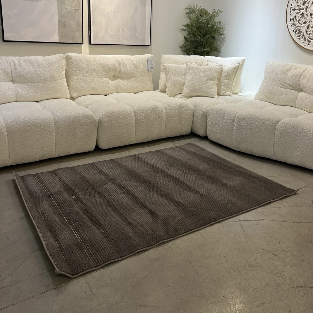 שטיח חום גאומטרי אריגה משולבת דגם מלאני שטיח חום גאומטרי אריגה משולבת דגם מלאני