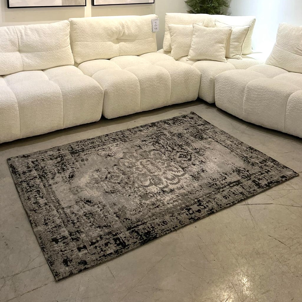 שטיח אפור מנדלה מרכזי עם מסגרת דגם רני שטיח אפור מנדלה מרכזי עם מסגרת דגם רני