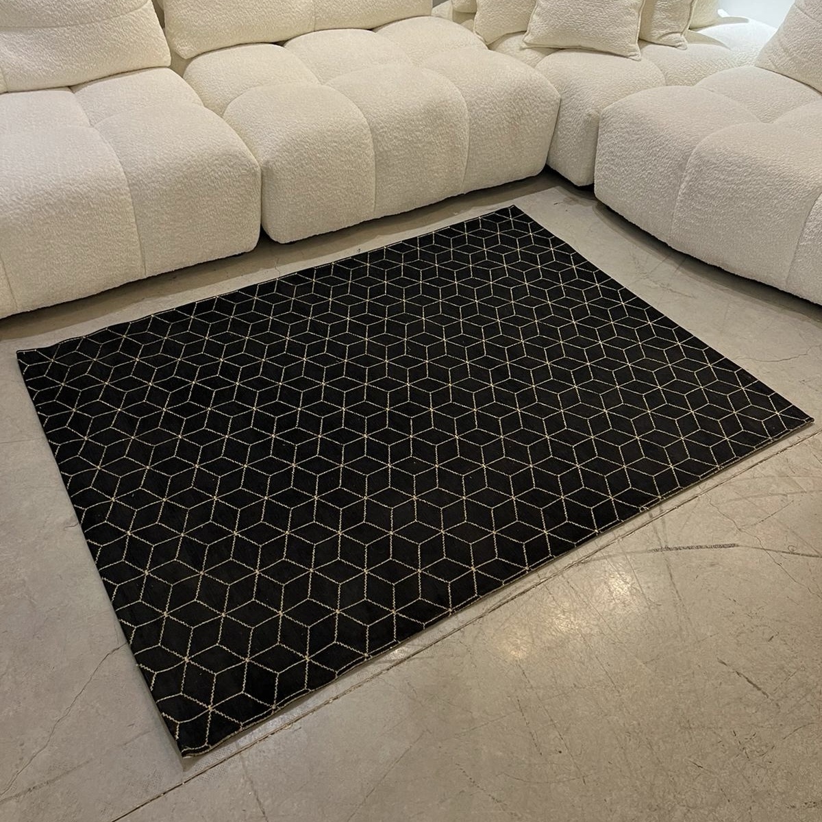 שטיח תלת מימד קוביות שחור זהב דגם טאי שטיח תלת מימד קוביות שחור זהב דגם טאי