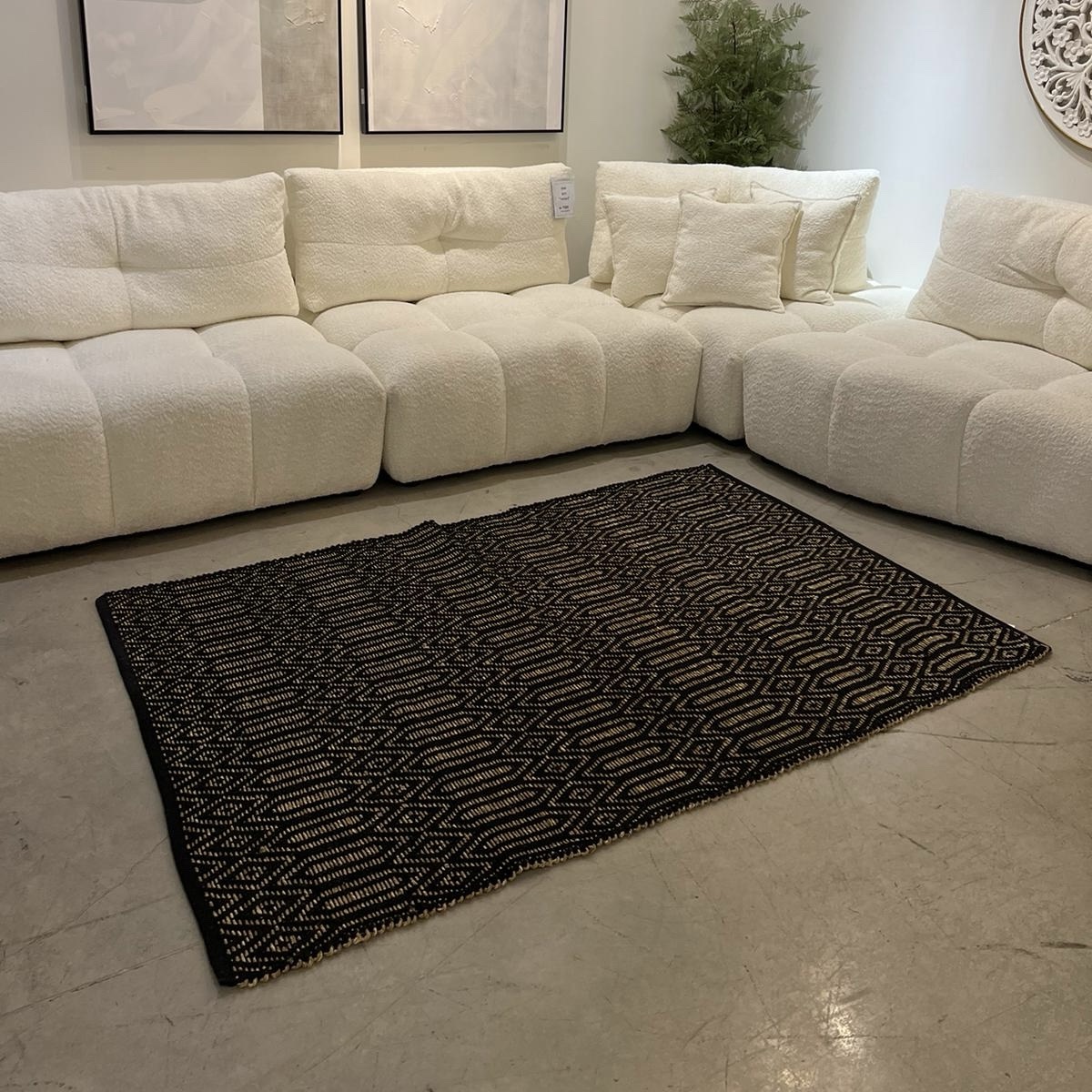 שטיח חבל גאומטרי שחור וקש טבעי דגם ויפאסנה שטיח חבל גאומטרי שחור וקש טבעי דגם ויפאסנה