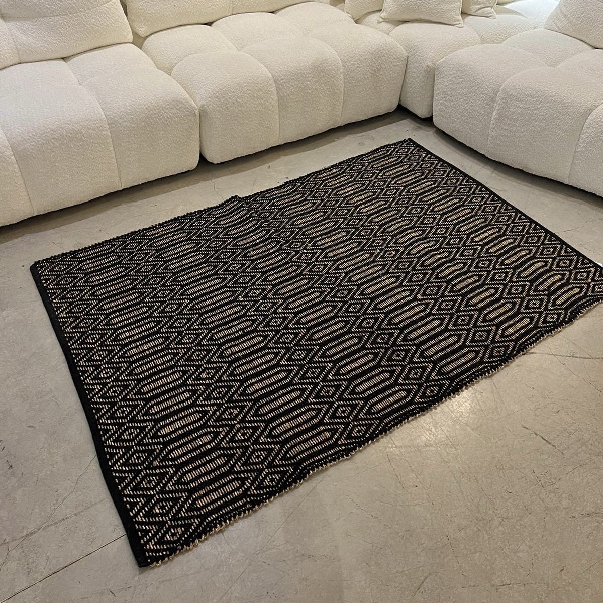 שטיח חבל גאומטרי שחור וקש טבעי דגם ויפאסנה שטיח חבל גאומטרי שחור וקש טבעי דגם ויפאסנה