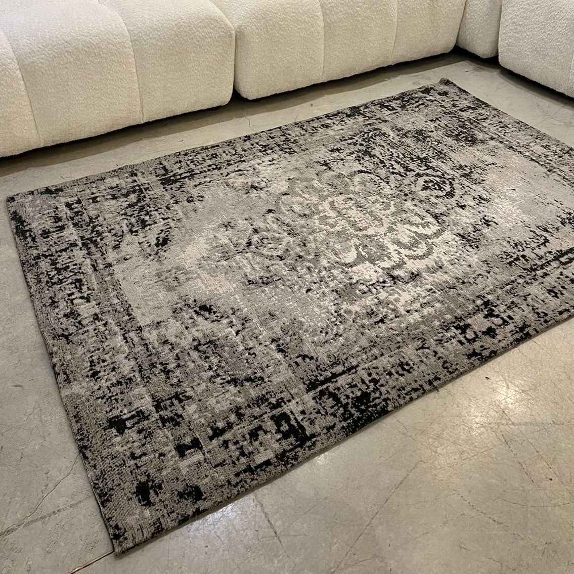 שטיח אפור מנדלה מרכזי עם מסגרת דגם רני שטיח אפור מנדלה מרכזי עם מסגרת דגם רני