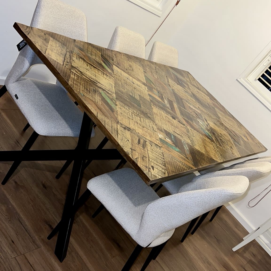 שולחן אוכל עץ מלבני קוביות נגיעות צבע דגם דאלי שולחן אוכל עץ מלבני קוביות נגיעות צבע דגם דאלי