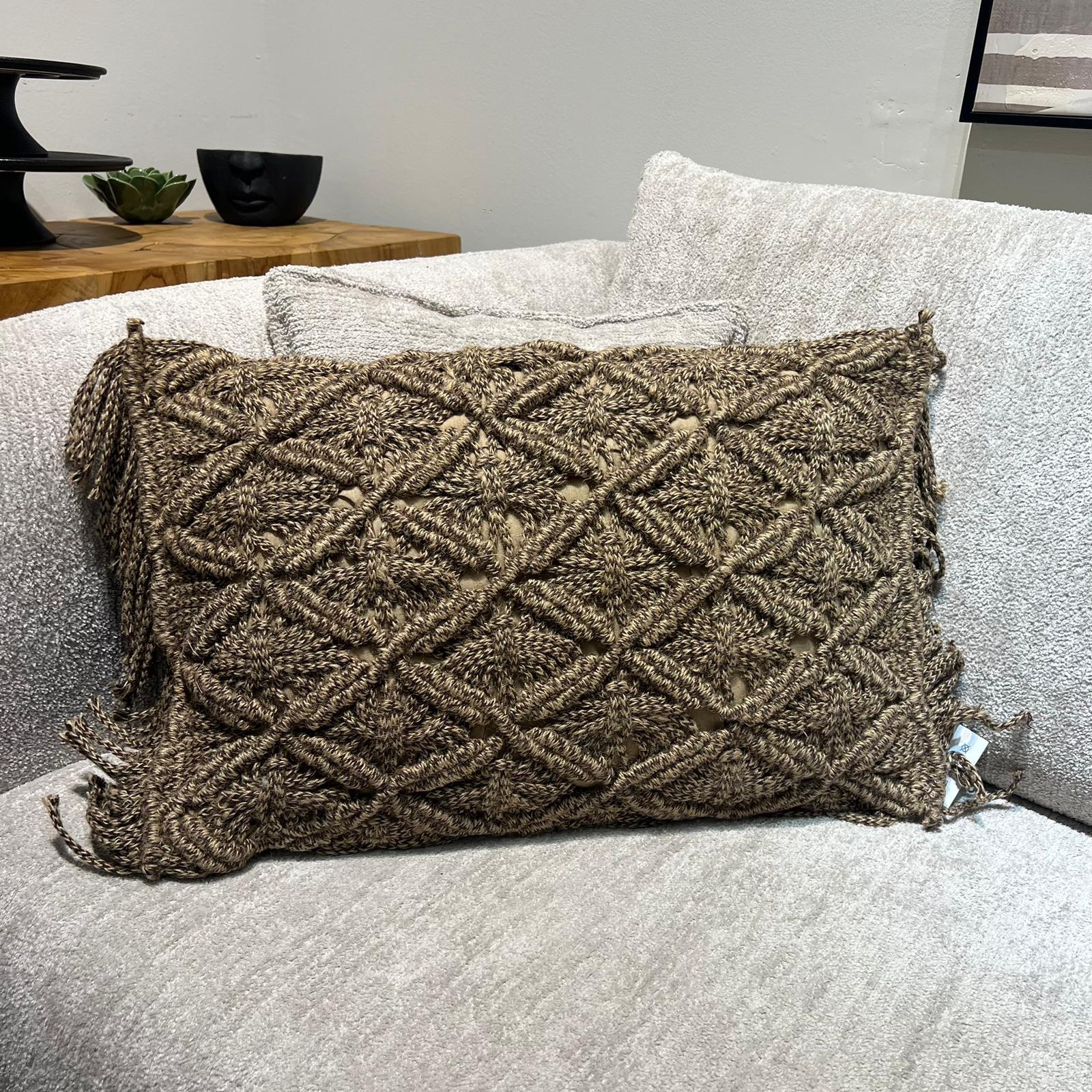 כרית נוי מלבנית מקרמה כהה דגם איקו כרית נוי מלבנית מקרמה כהה דגם איקו