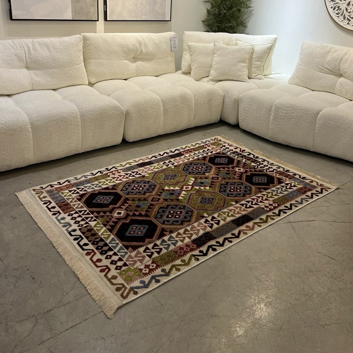 שטיח מרוקאי צבעוני עם פרנזים דגם טיפאני שטיח מרוקאי צבעוני עם פרנזים דגם טיפאני