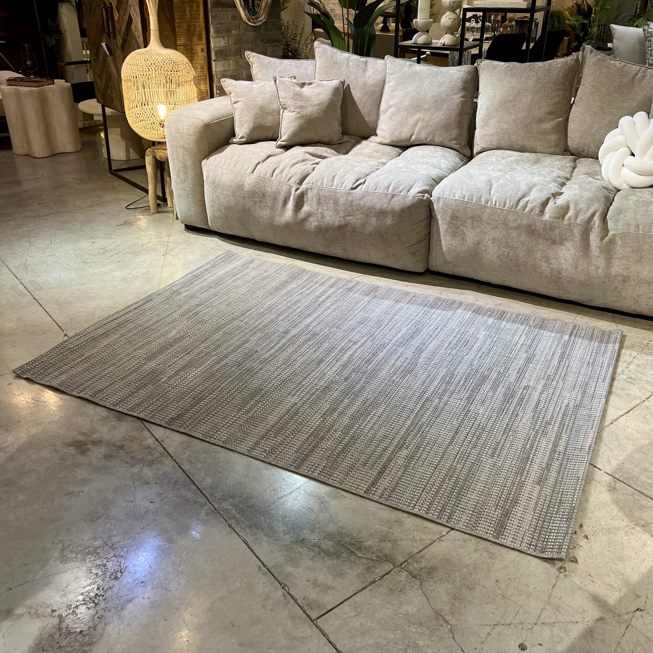 שטיח אפור אריגה בעבודת יד דגם נורי שטיח אפור אריגה בעבודת יד דגם נורי