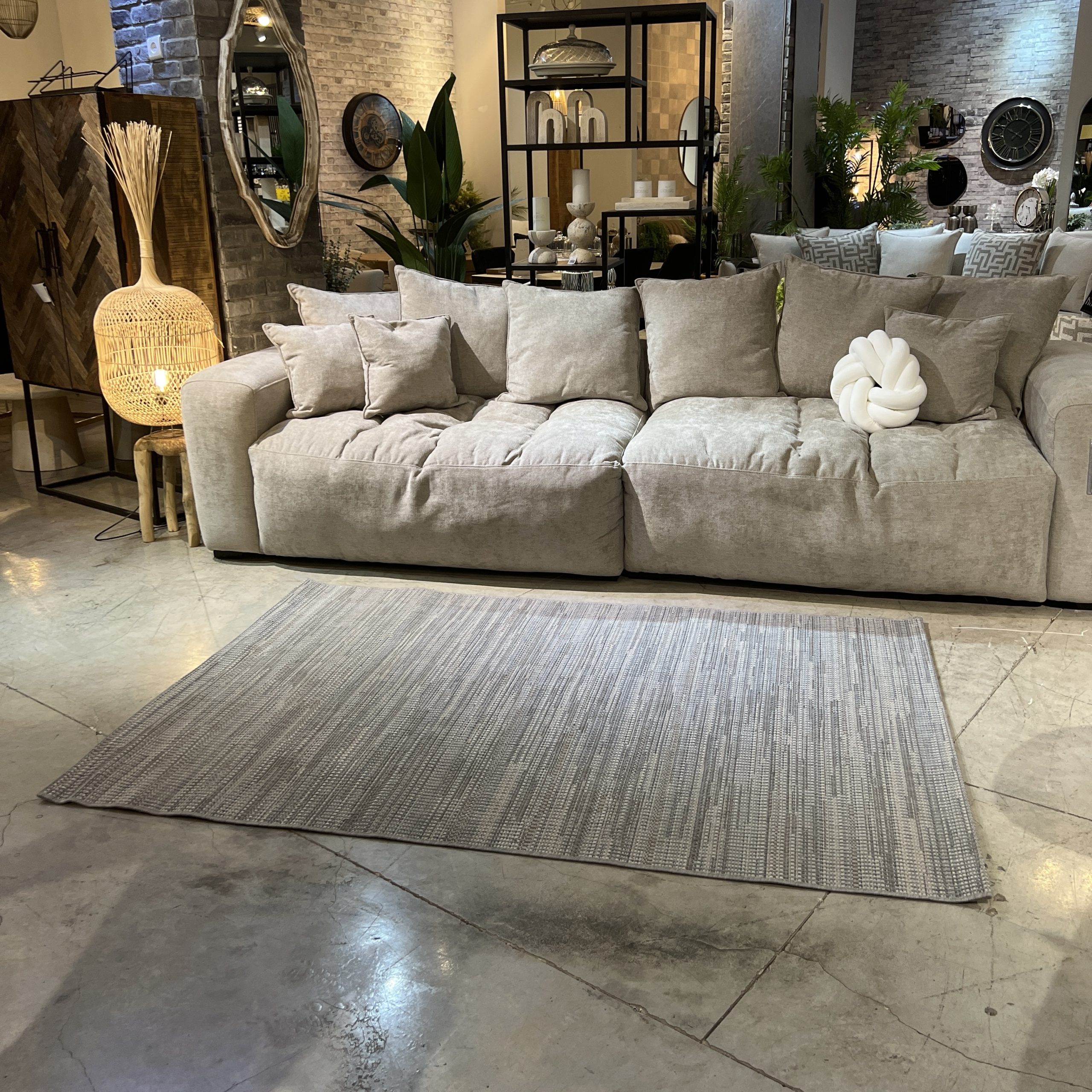 שטיח אפור אריגה בעבודת יד דגם נורי שטיח אפור אריגה בעבודת יד דגם נורי