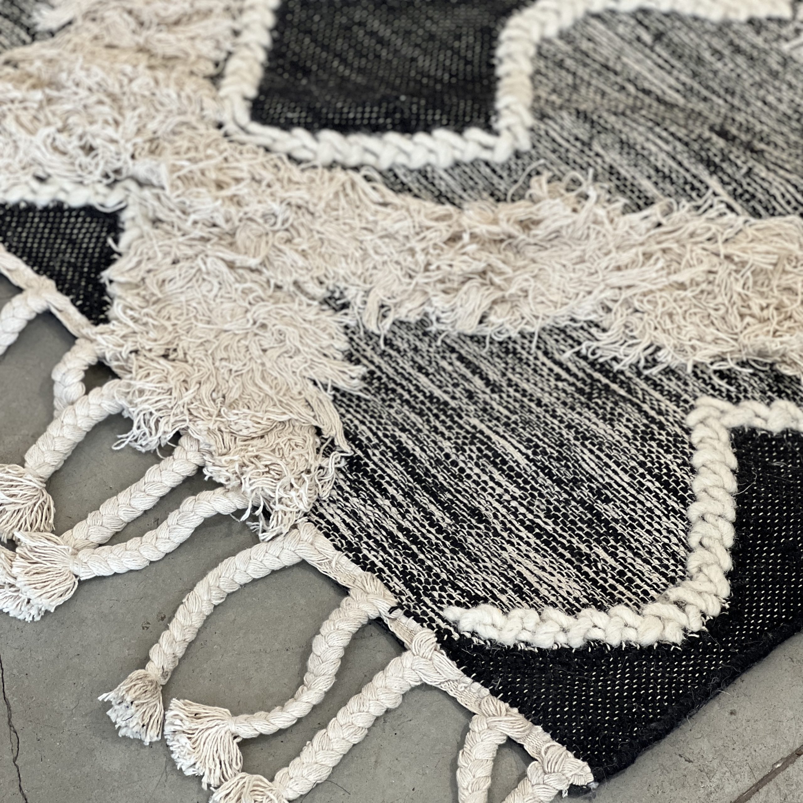 שטיח בוהו אריגה משולבת סיומת פרנזים דגם בר שטיח בוהו אריגה משולבת סיומת פרנזים דגם בר