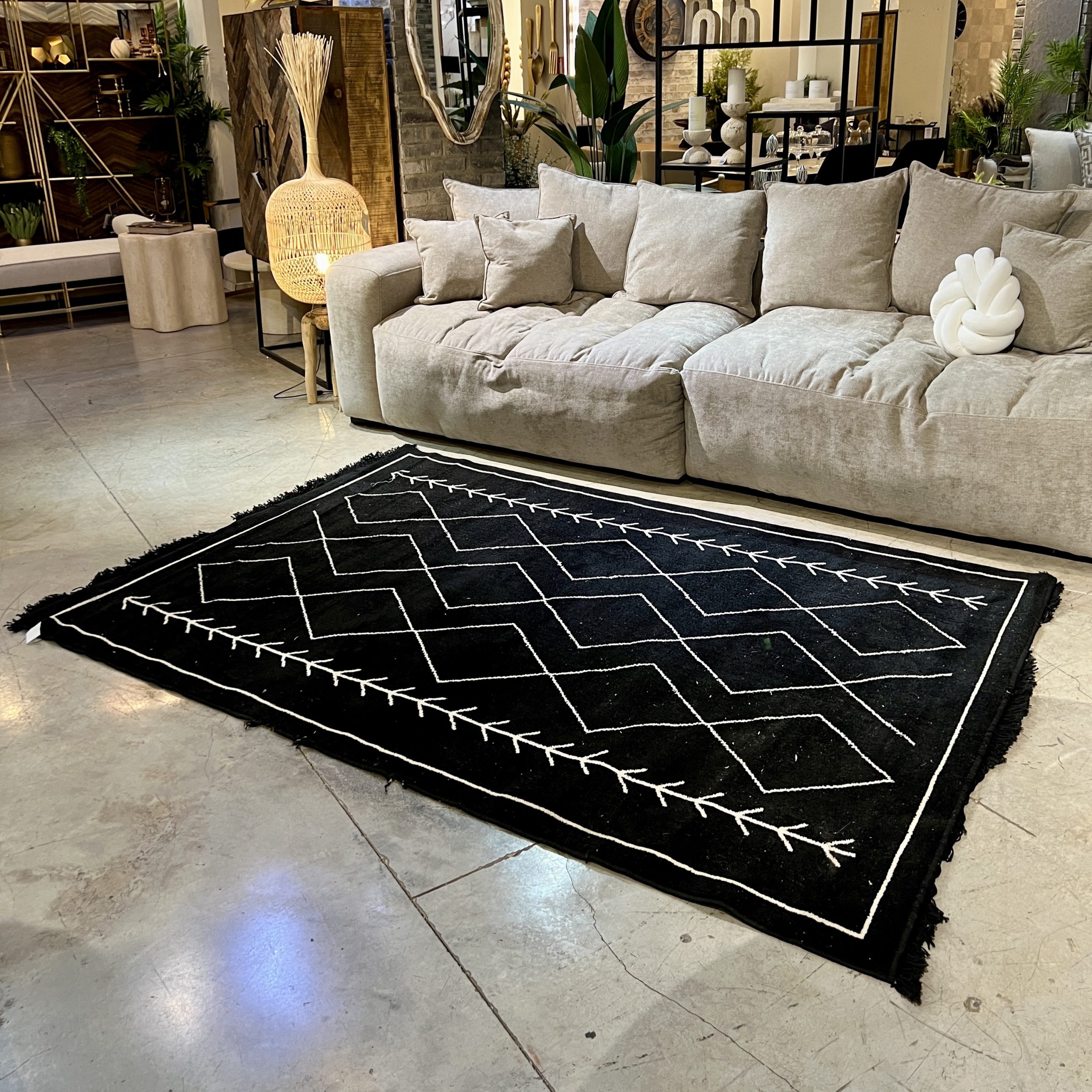 שטיח צמר גאומטרי פרנזים שחור לבן דגם אורבן שטיח צמר גאומטרי פרנזים שחור לבן דגם אורבן