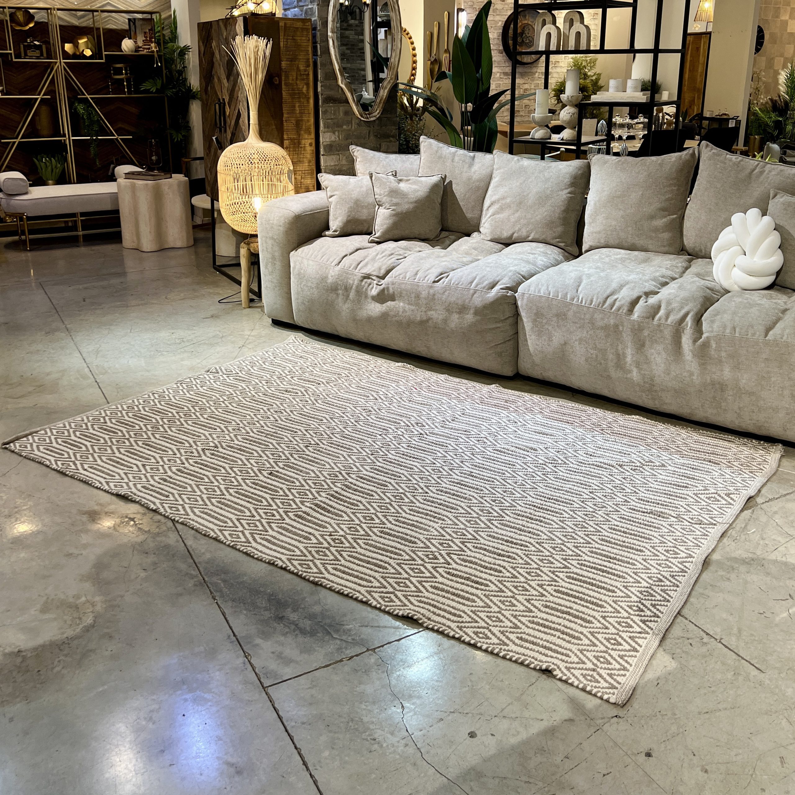 שטיח חבל גאומטרי בהיר אריגה גסה דגם ויפאסנה שטיח חבל גאומטרי בהיר אריגה גסה דגם ויפאסנה