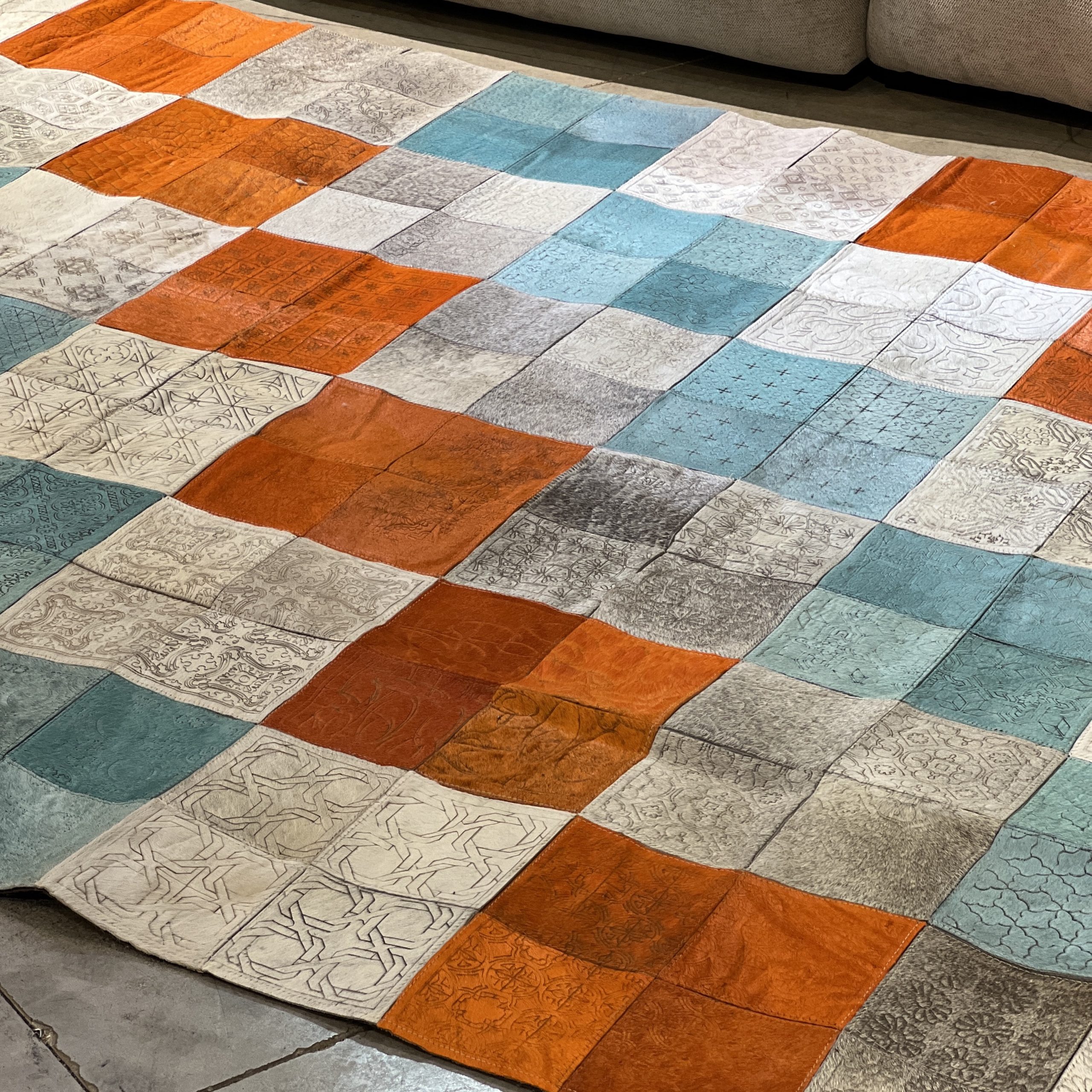 שטיח עור וינטג׳ עבודת יד קוביות צבעוני שטיח עור וינטג׳ עבודת יד קוביות צבעוני