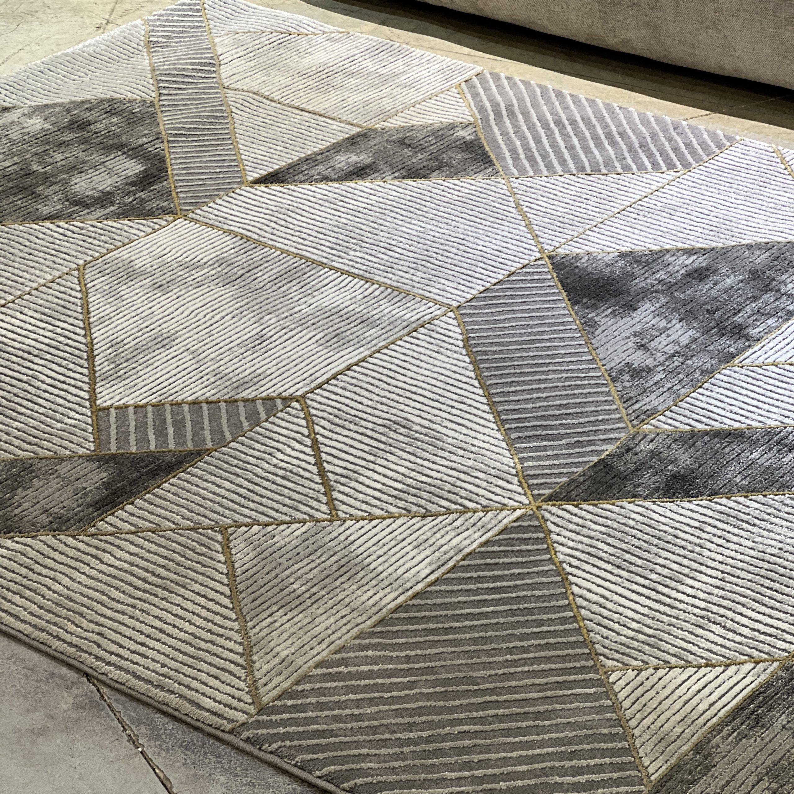 שטיח גאומטרי אפור חרדל דגם ארנה שטיח גאומטרי אפור חרדל דגם ארנה