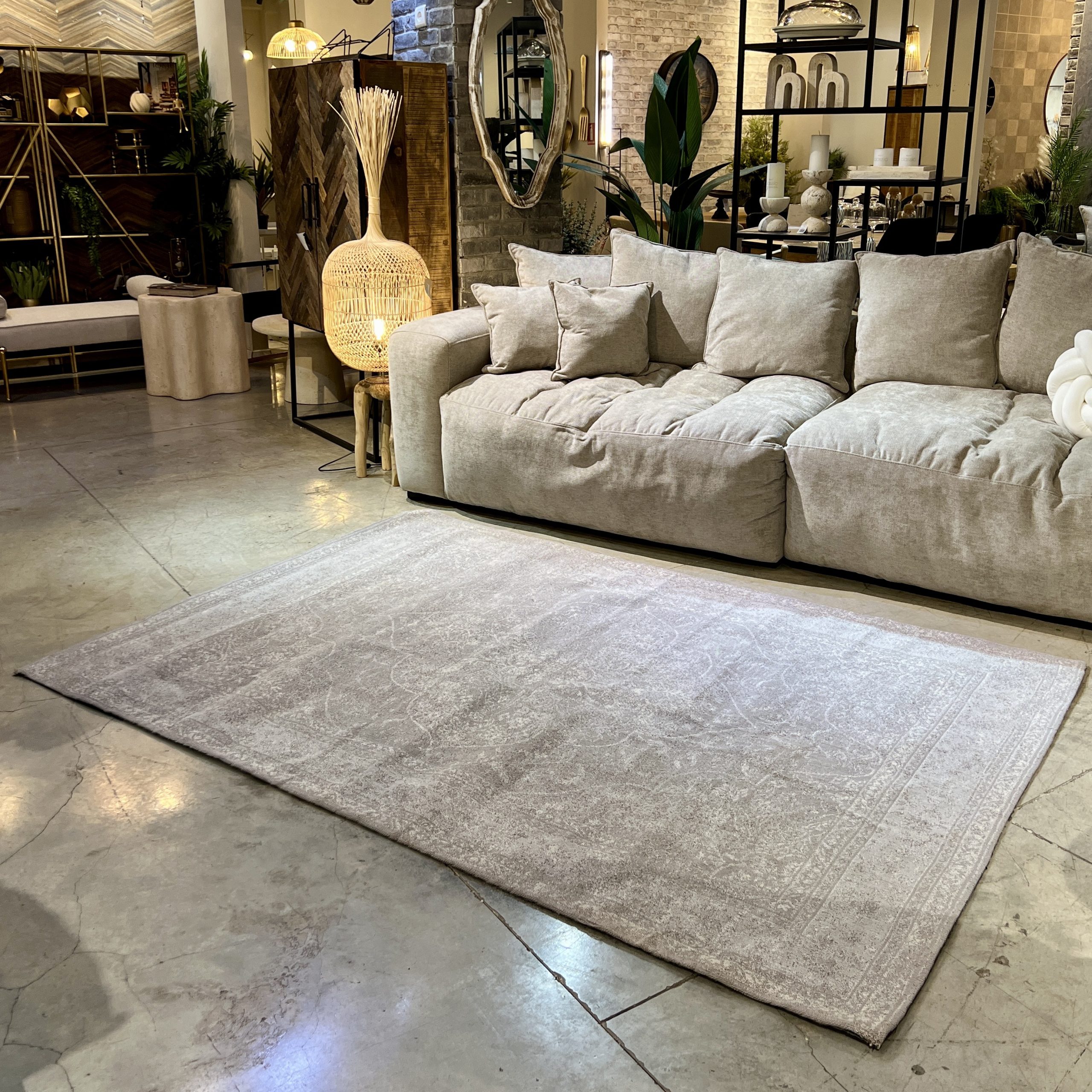 שטיח וינטג׳ קלאסי מעוטר בגווני אפור דגם ג׳ובאני שטיח וינטג׳ קלאסי מעוטר בגווני אפור דגם ג׳ובאני