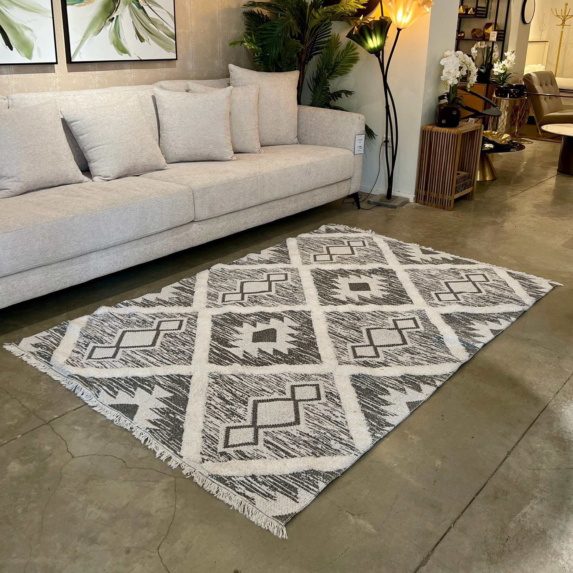 שטיח אפור לבן עם פרנזים דגם לה קוצינה שטיח אפור לבן עם פרנזים דגם לה קוצינה