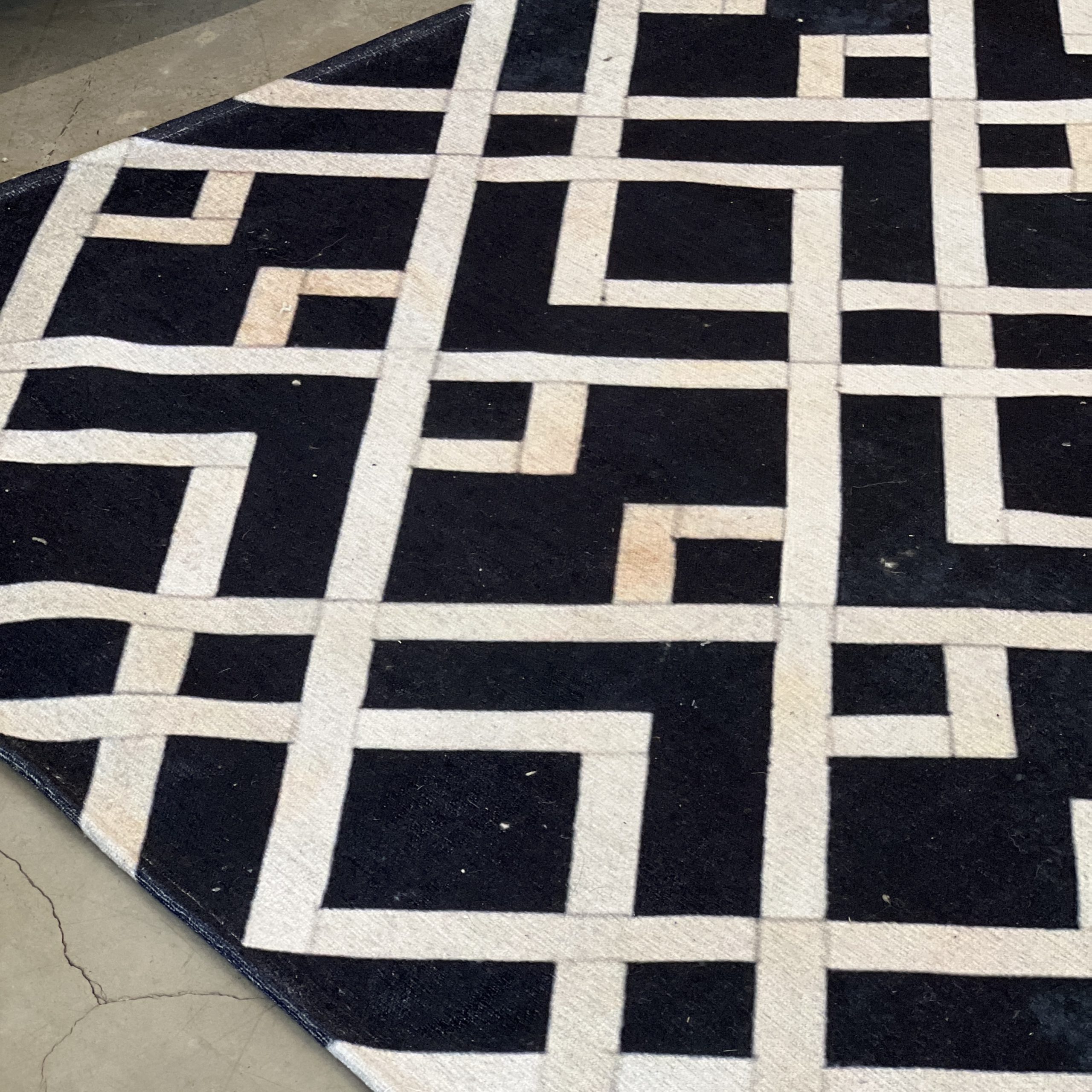 שטיח זיגזג שחור לבן דגם גורן שטיח זיגזג שחור לבן דגם גורן