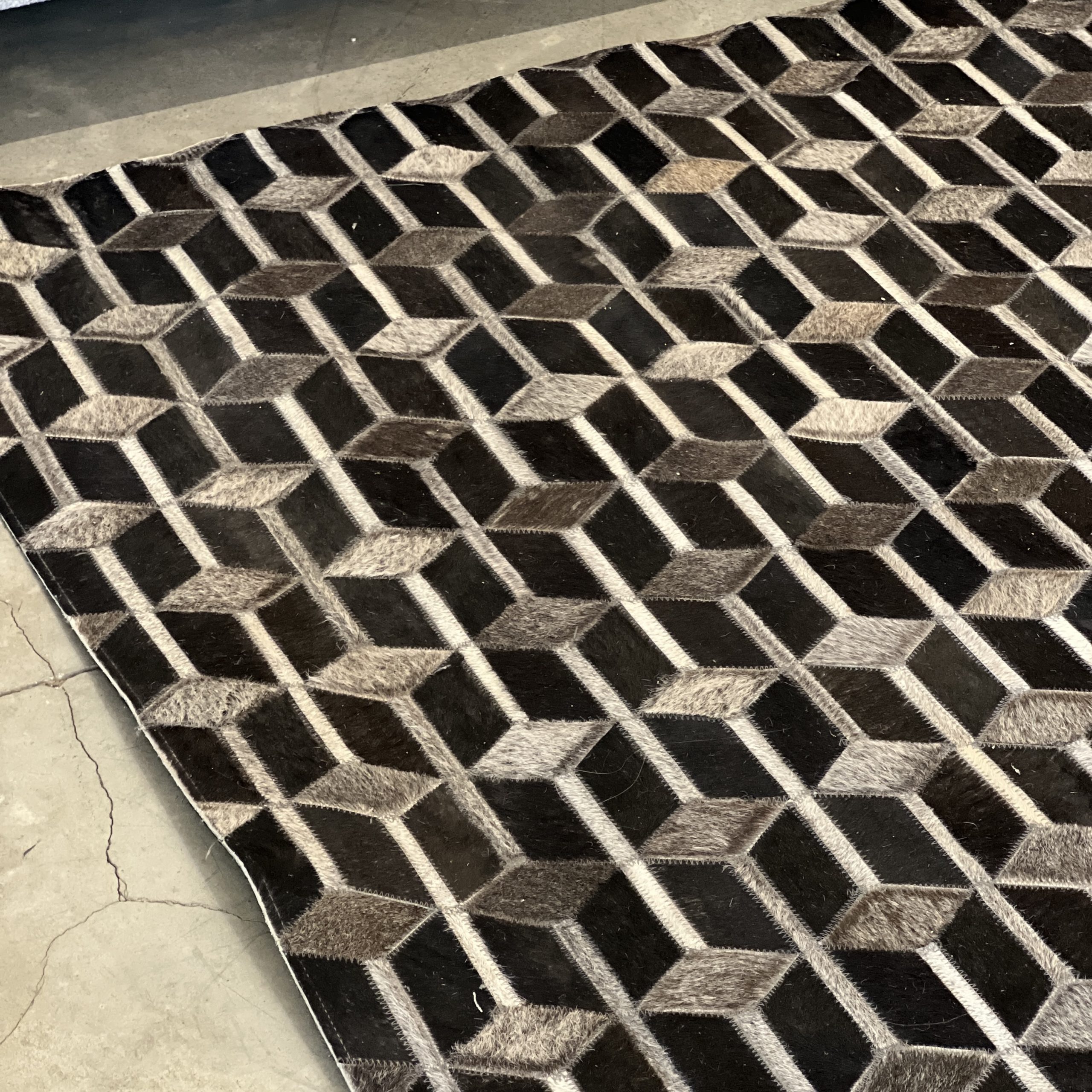 שטיח שחור פסים אפורים ומיני מעוינים דגם איטקס שטיח שחור פסים אפורים ומיני מעוינים דגם איטקס