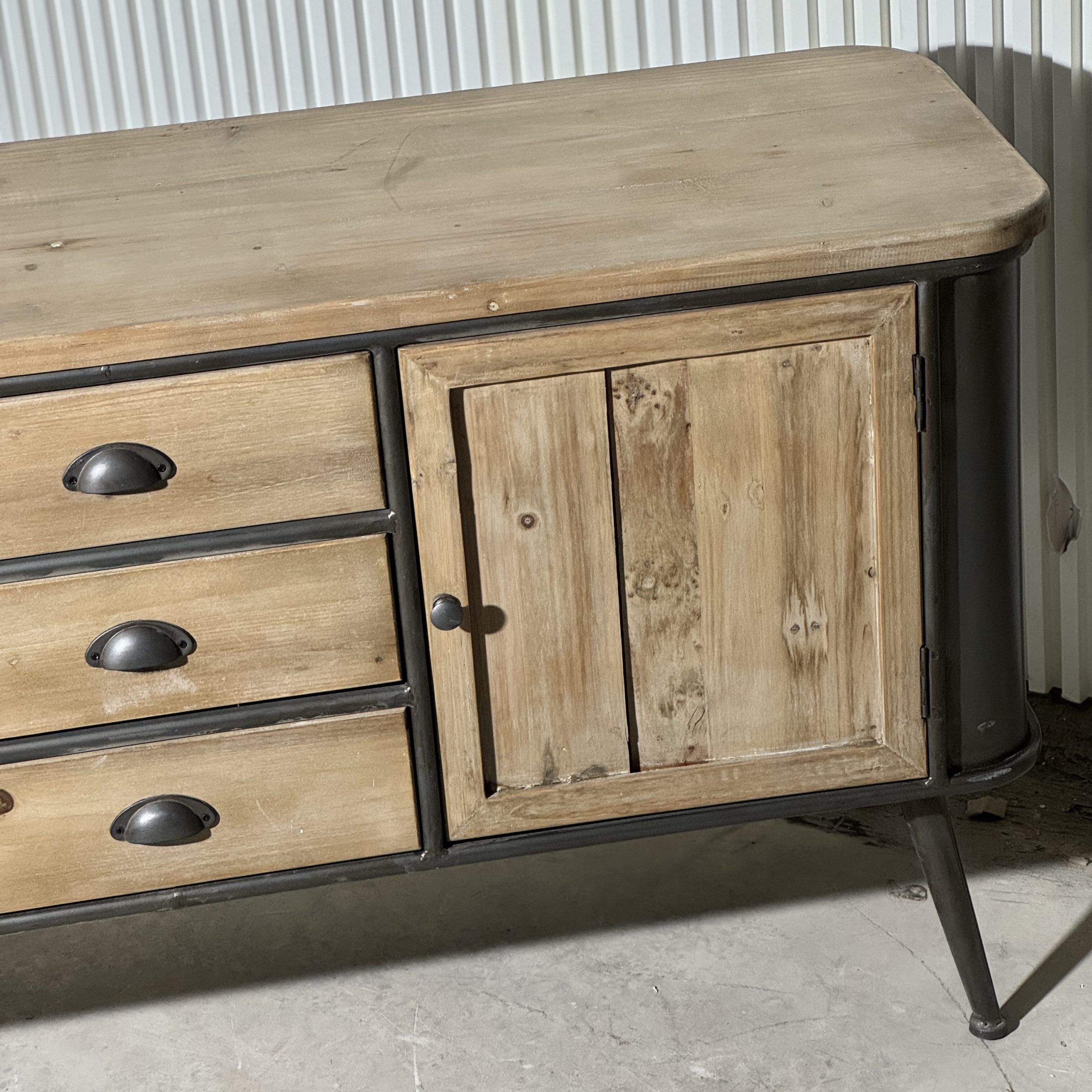 קומודה עץ מלא וברזל דגם מיגל