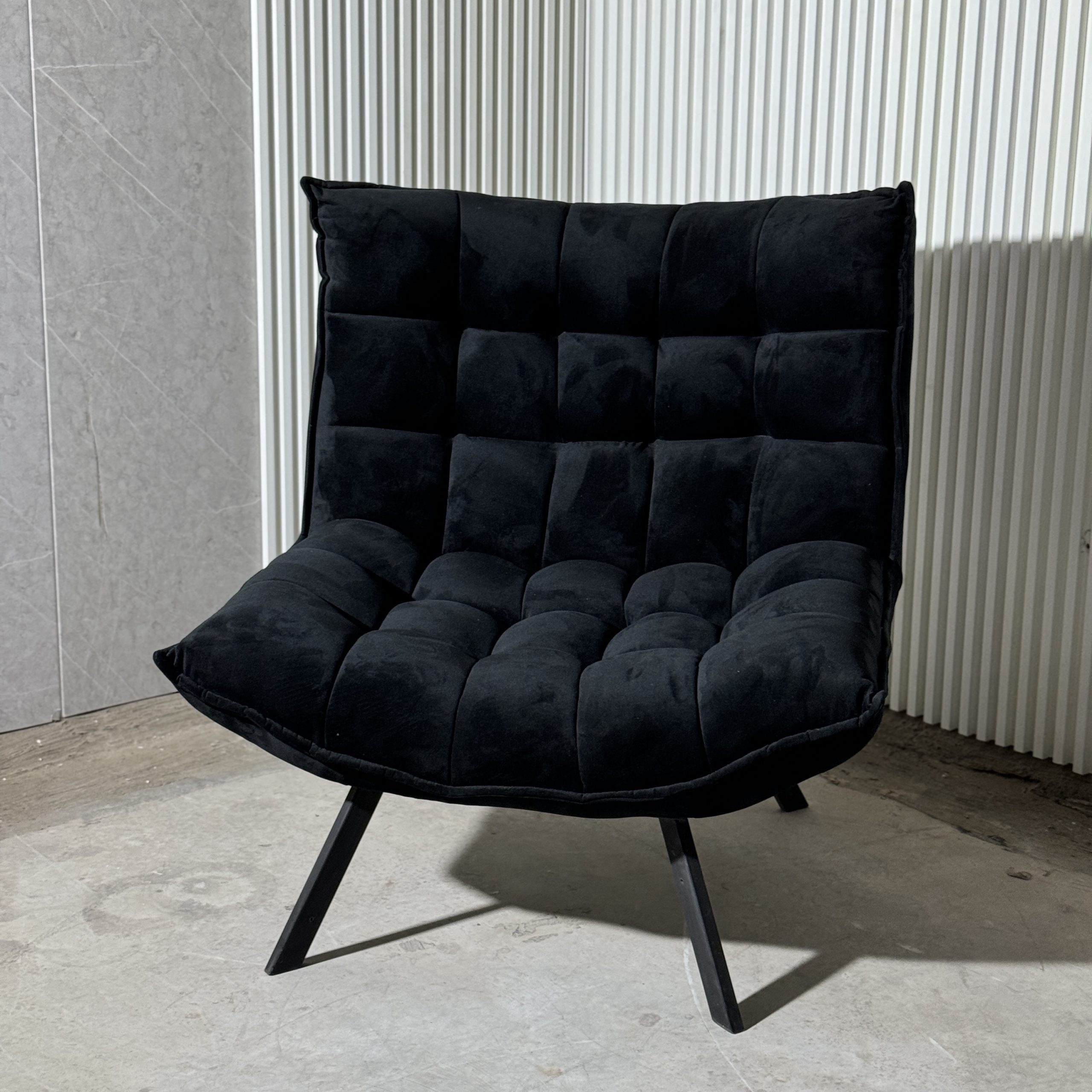 כורסא מעוצבת קוביות בד קטיפה שחור דגם מאיה כורסא מעוצבת קוביות בד קטיפה שחור דגם מאיה