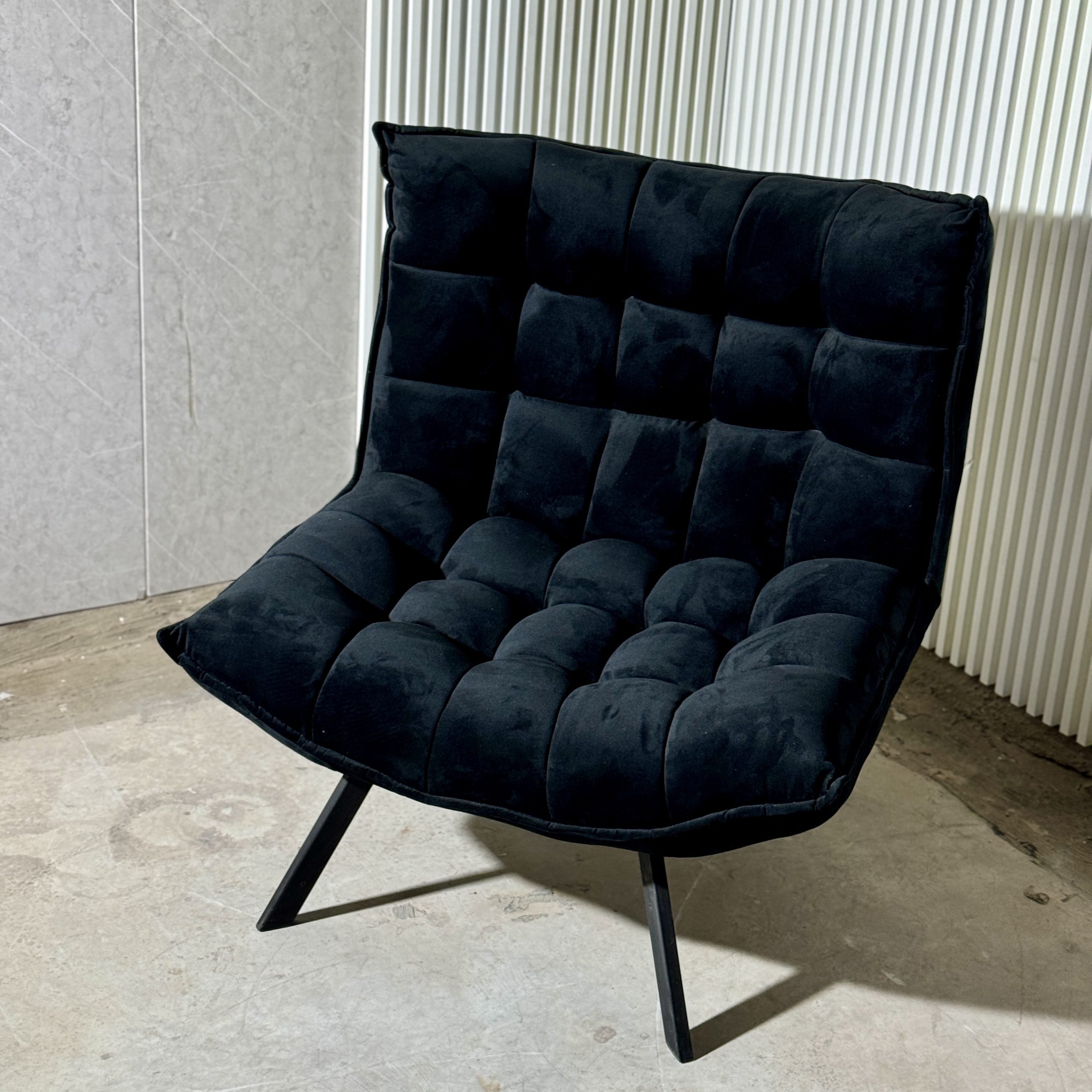 כורסא מעוצבת קוביות בד קטיפה שחור דגם מאיה כורסא מעוצבת קוביות בד קטיפה שחור דגם מאיה