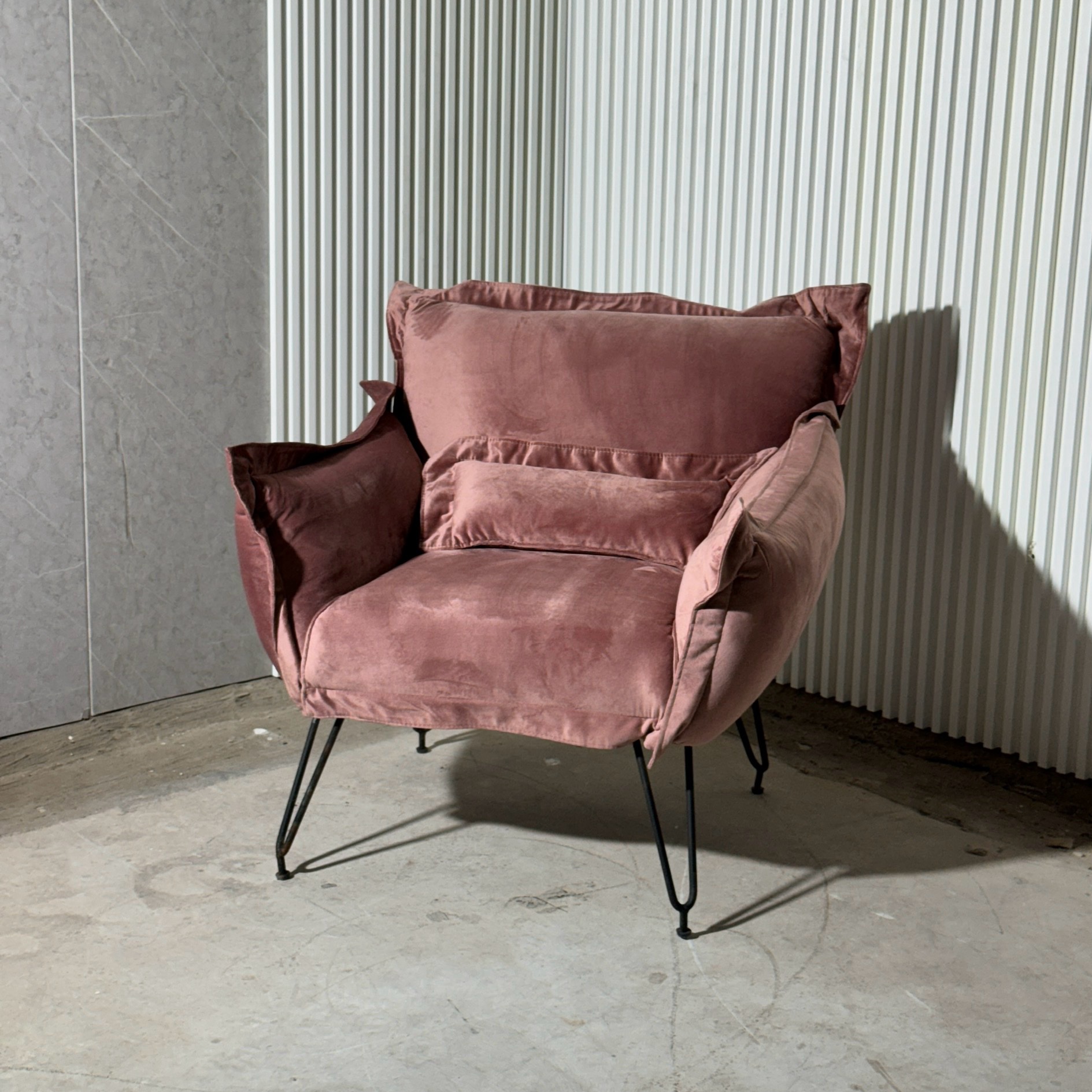 כורסא דגם דאצה בד קטיפה ורוד