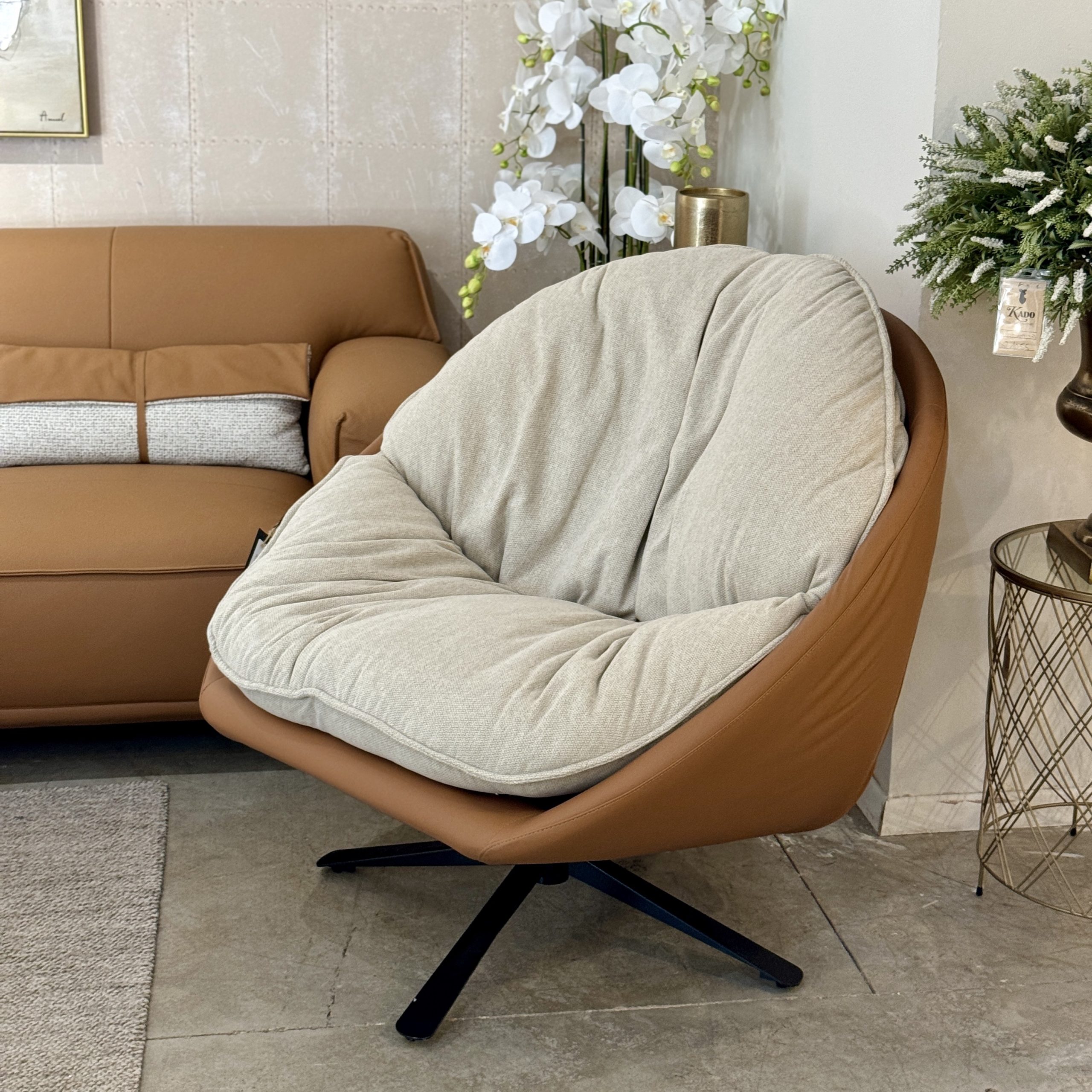 כורסא עגולה דילן מסתובבת גב דמוי עור כאמל כרית נשלפת אריג בז דגם סופיטל כורסא עגולה דילן מסתובבת גב דמוי עור כאמל כרית נשלפת אריג בז דגם סופיטל