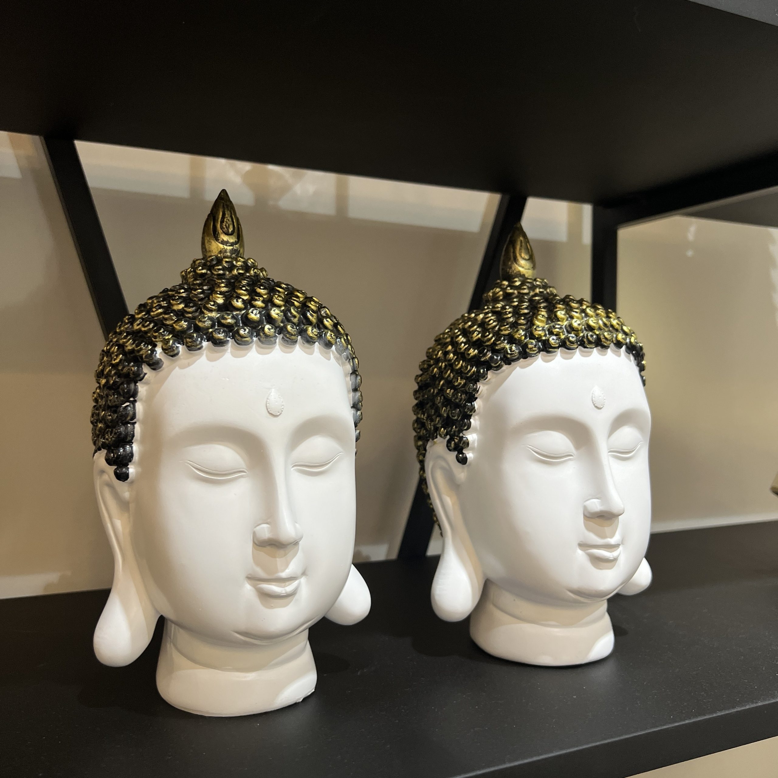 פסל ראש בודהה לבן שיער זהב בינוני פסל ראש בודהה לבן שיער זהב בינוני