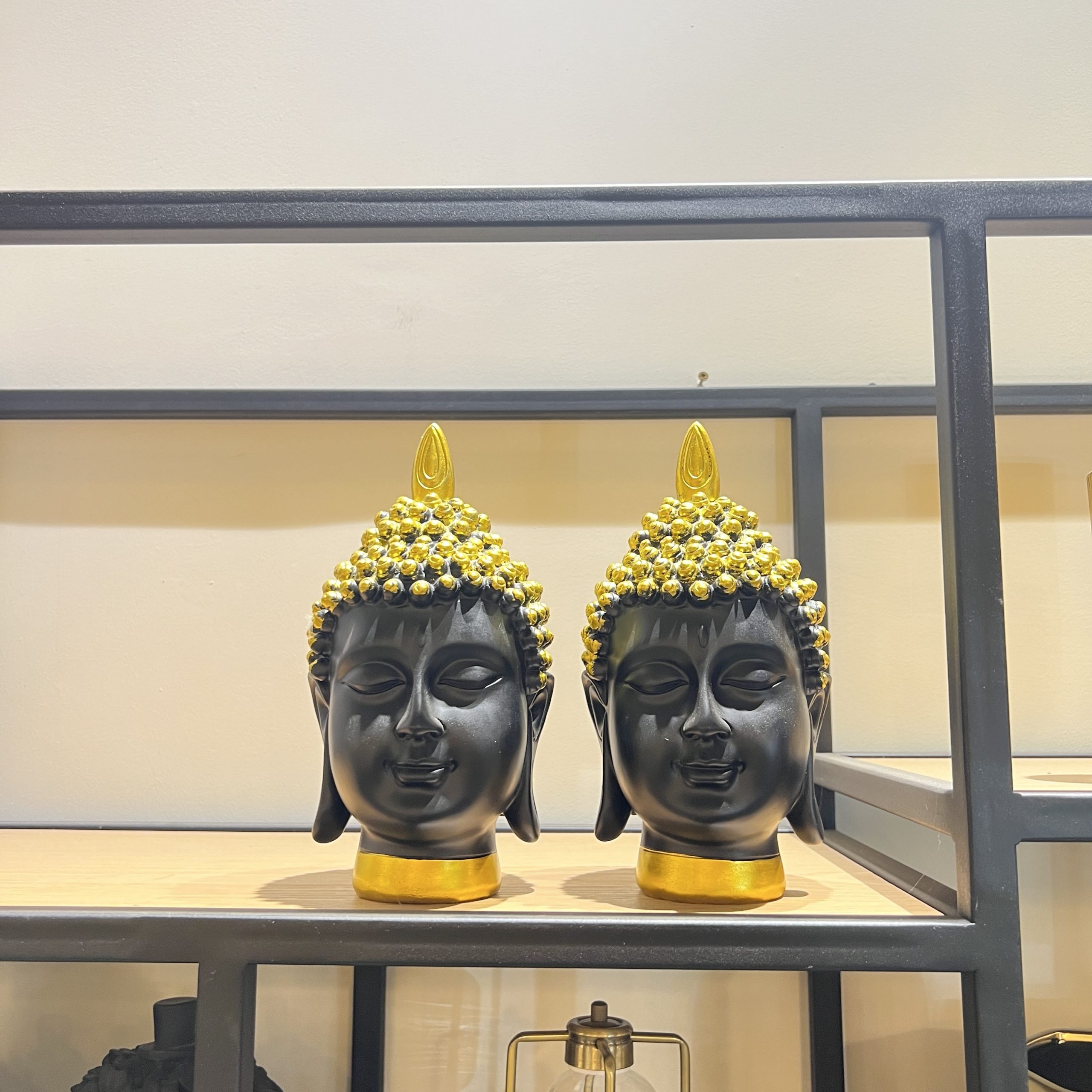 פסל ראש בודהה שחור שיער שחור וזהב פסל ראש בודהה שחור שיער שחור וזהב