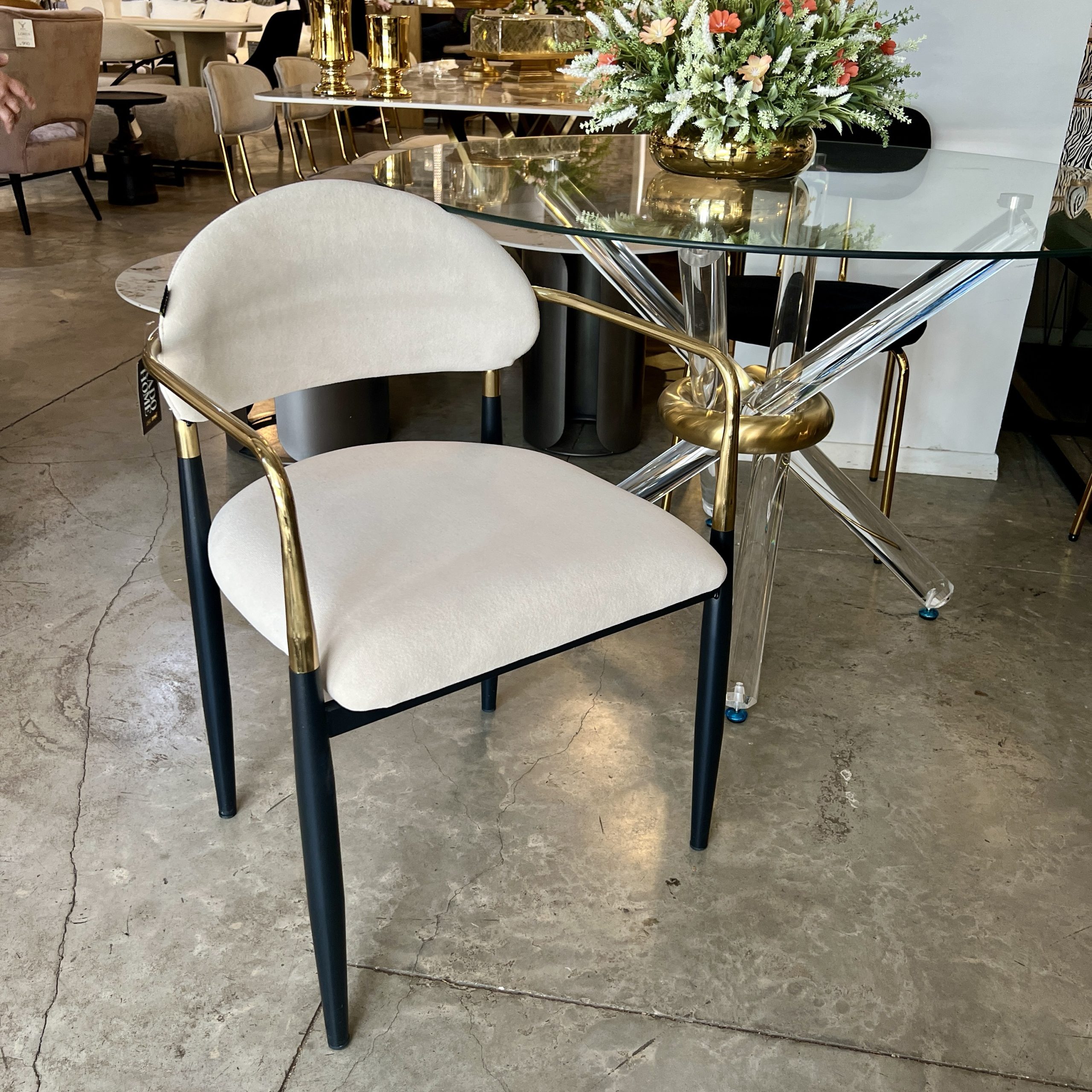 כסא פינת אוכל ידיות זהב רגליים שחור קטיפה שמנת דגם מודרן מנדי כסא פינת אוכל ידיות זהב רגליים שחור קטיפה שמנת דגם מודרן מנדי