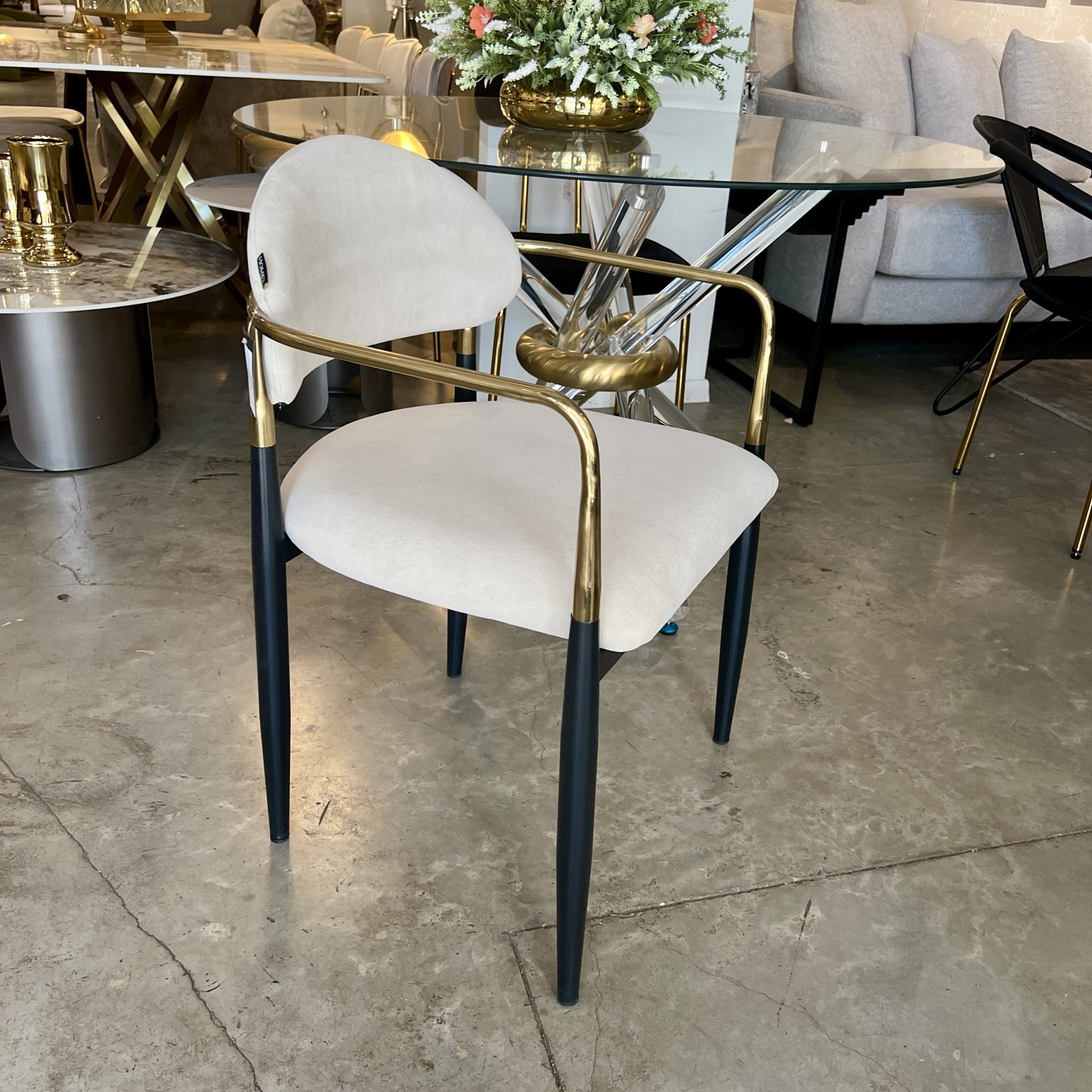 כסא פינת אוכל ידיות זהב רגליים שחור קטיפה שמנת דגם מודרן מנדי כסא פינת אוכל ידיות זהב רגליים שחור קטיפה שמנת דגם מודרן מנדי