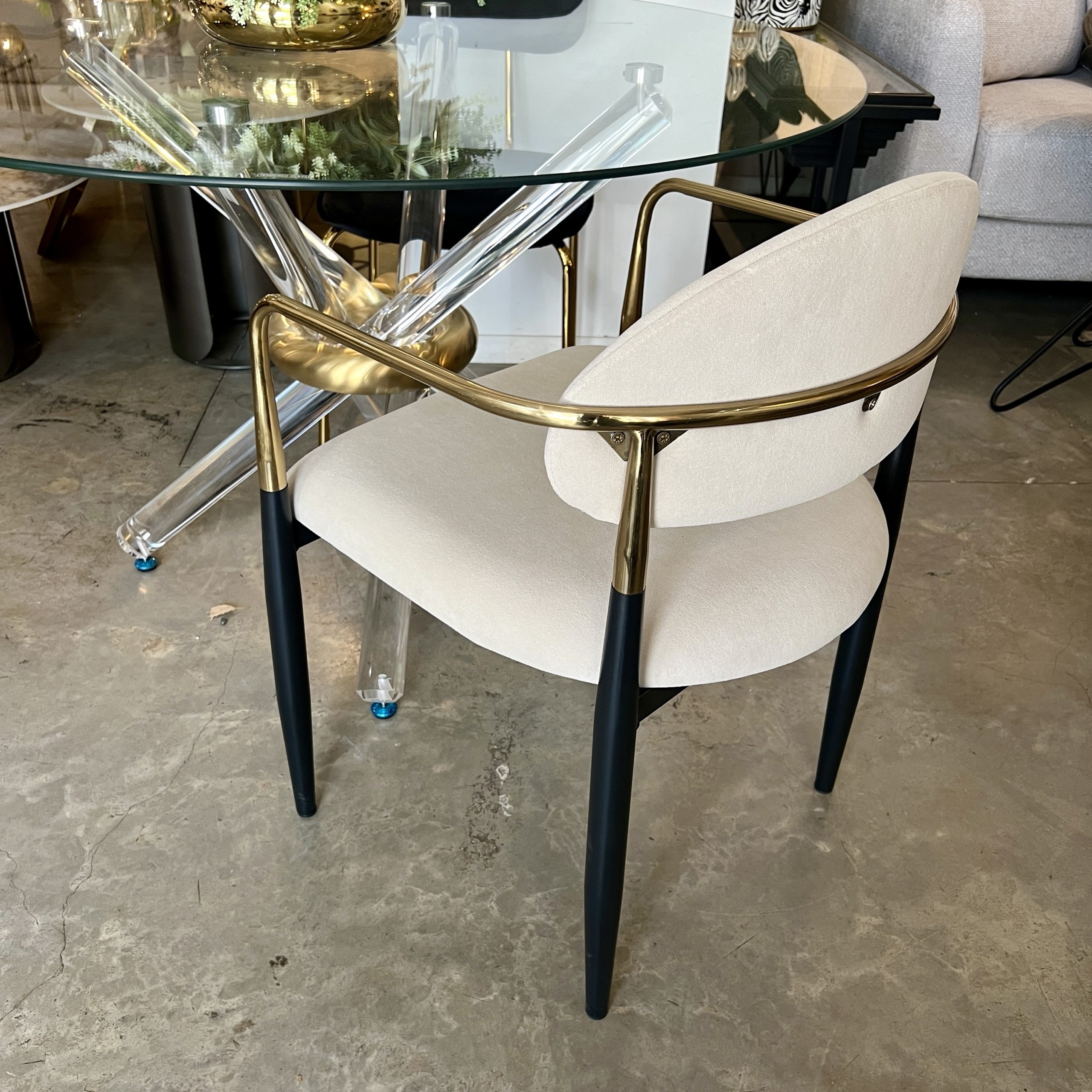 כסא פינת אוכל ידיות זהב רגליים שחור קטיפה שמנת דגם מודרן מנדי כסא פינת אוכל ידיות זהב רגליים שחור קטיפה שמנת דגם מודרן מנדי