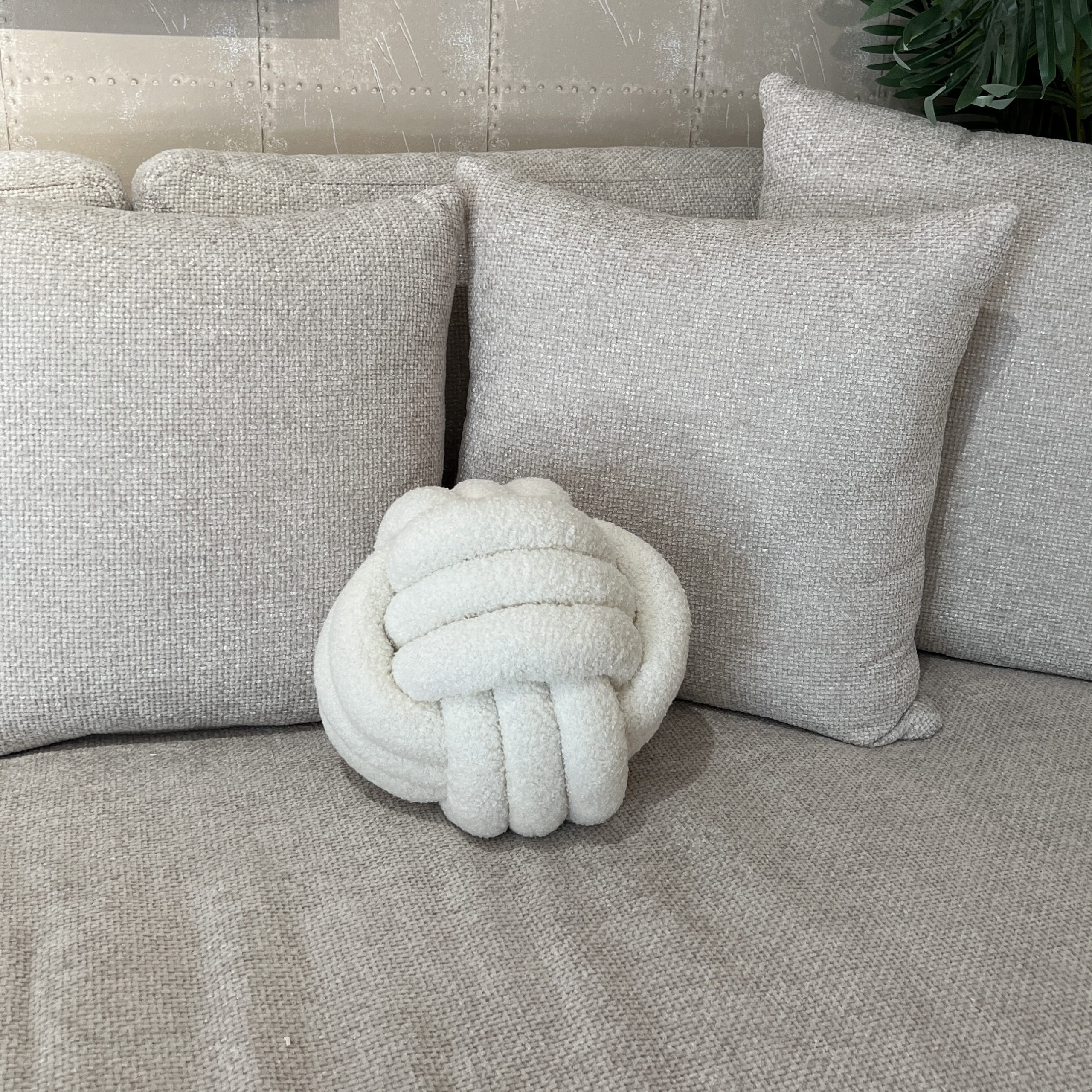 כרית כדור קלוע בוקלה שמנת דגם סופיטל כרית כדור קלוע בוקלה שמנת דגם סופיטל